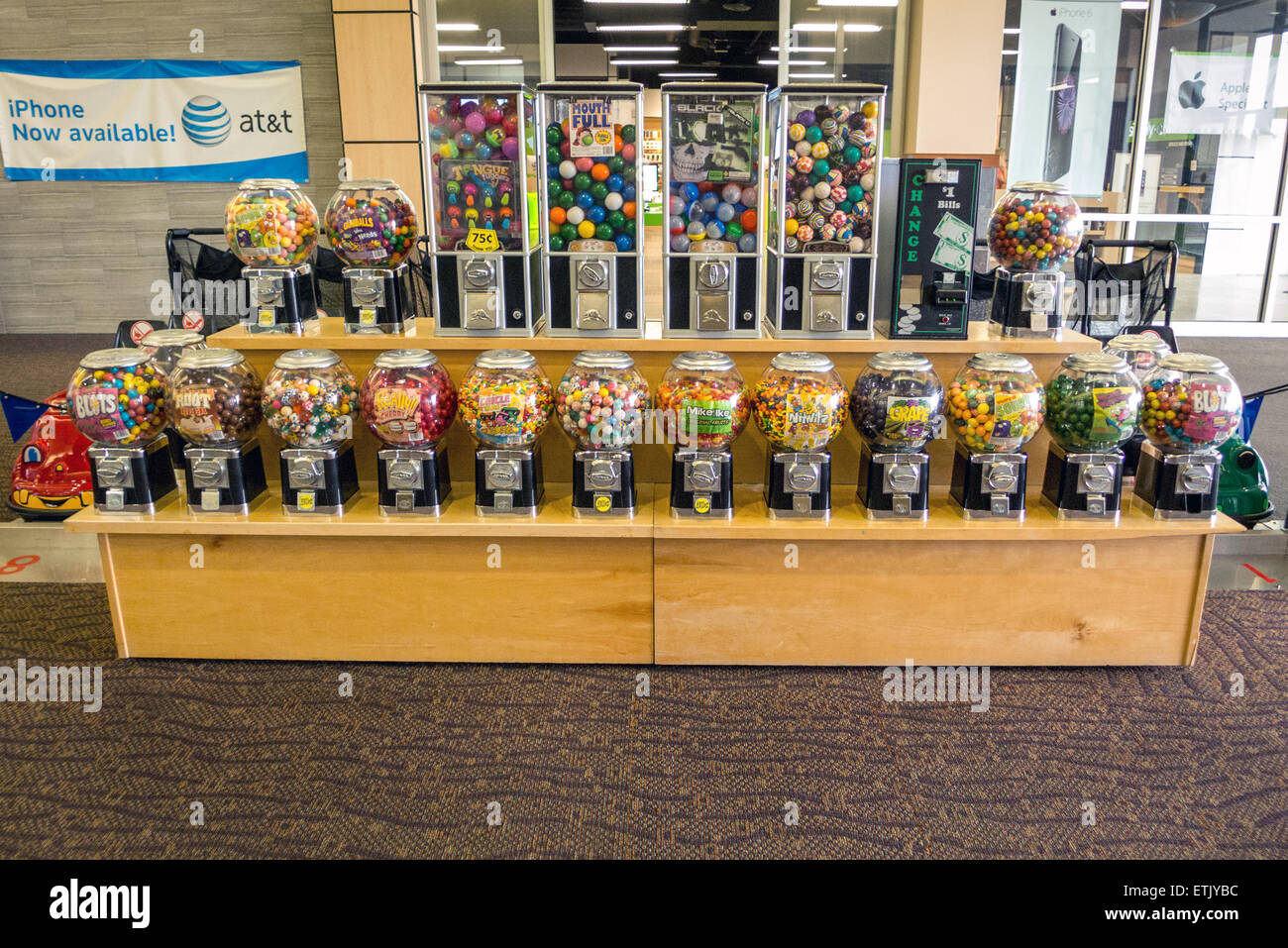 Dolci e caramelle in vendita all'ingresso di un centro commerciale per lo shopping nella parte occidentale degli Stati Uniti. Foto Stock