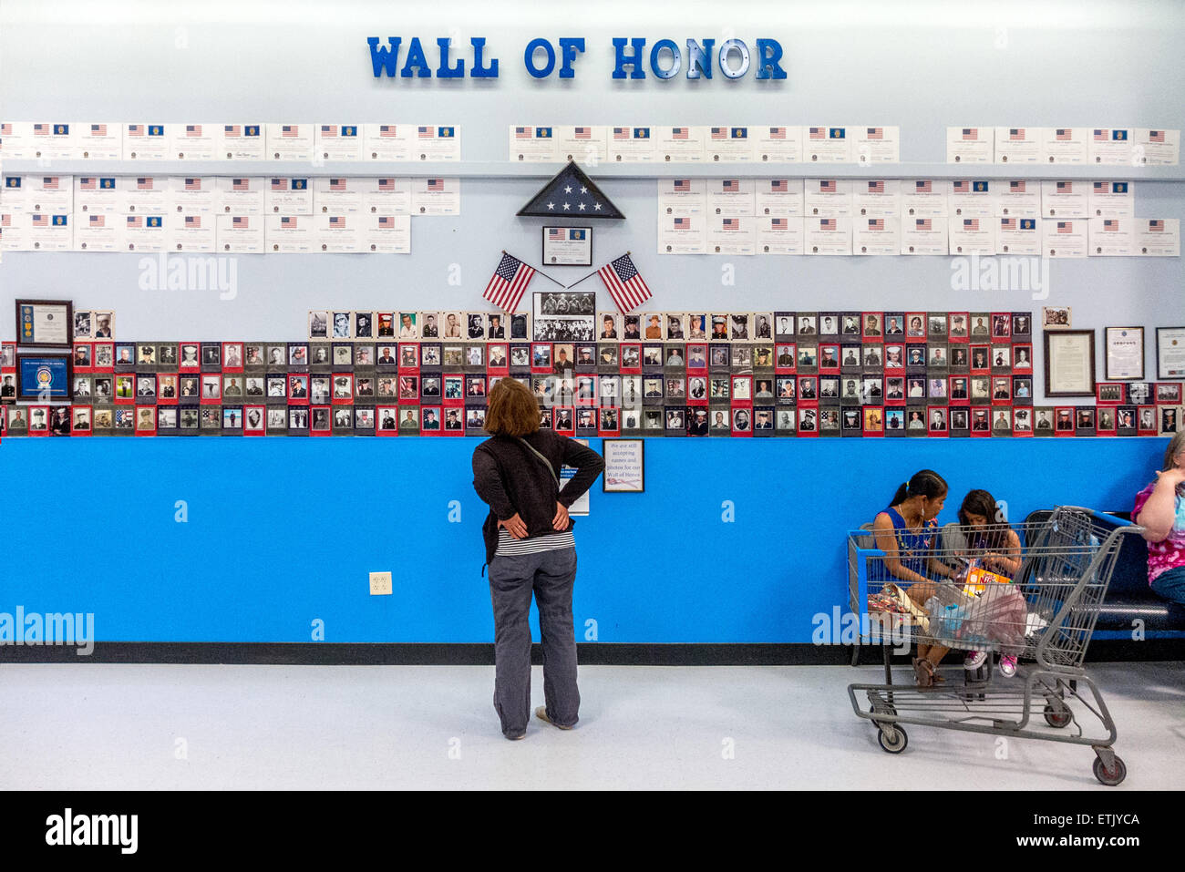 Parete militare di onore in un ramo di Walmart di Missoula Montana USA Foto Stock