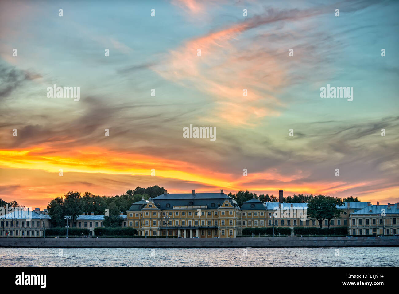 Cielo di tramonto e il Palazzo Mensikov a San Pietroburgo. La Russia Foto Stock