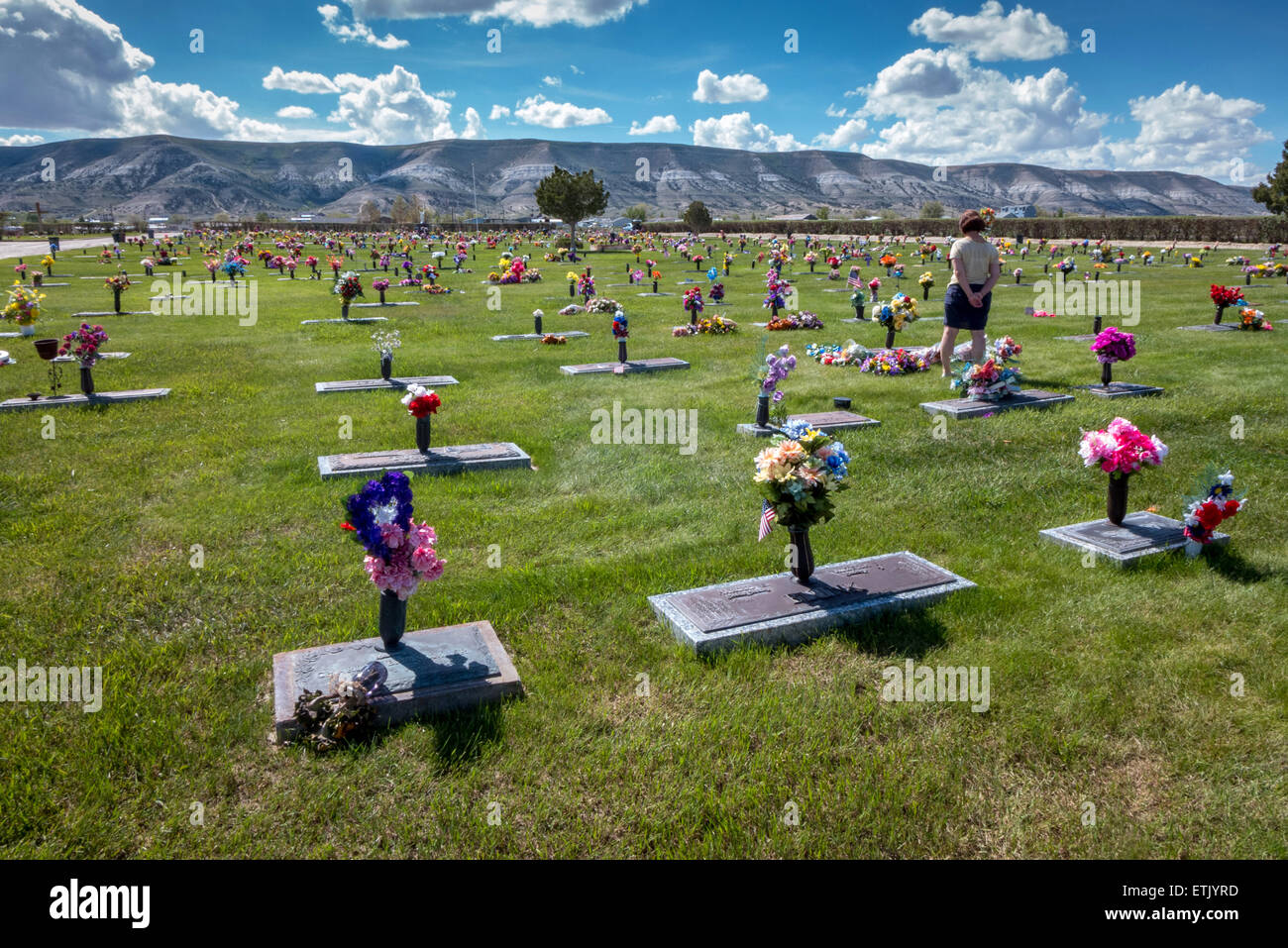Un cimitero riempito con fiori di seta in Rock Springs, Wyoming. Foto Stock