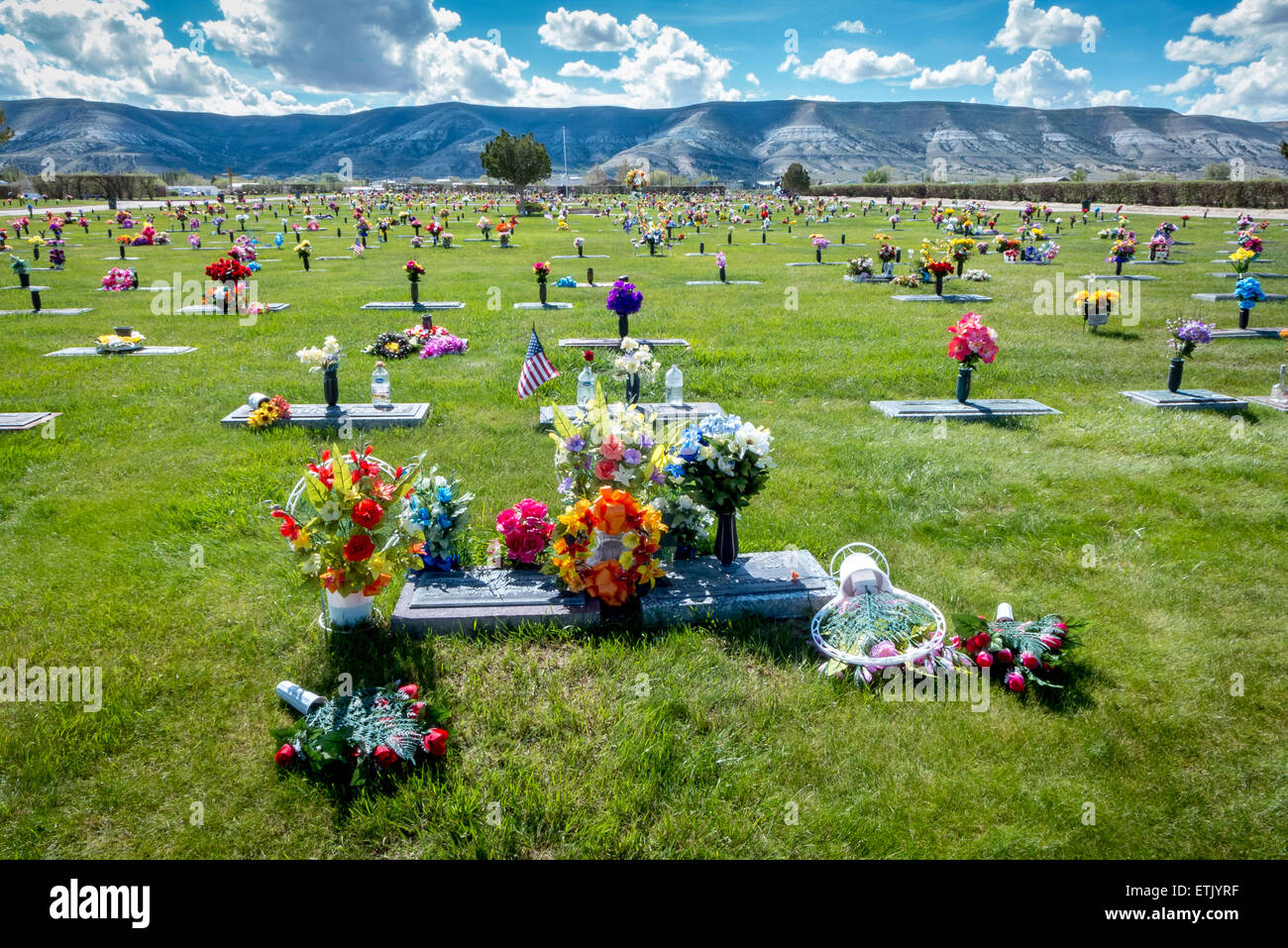 Un cimitero riempito con fiori di seta in Rock Springs, Wyoming. Foto Stock