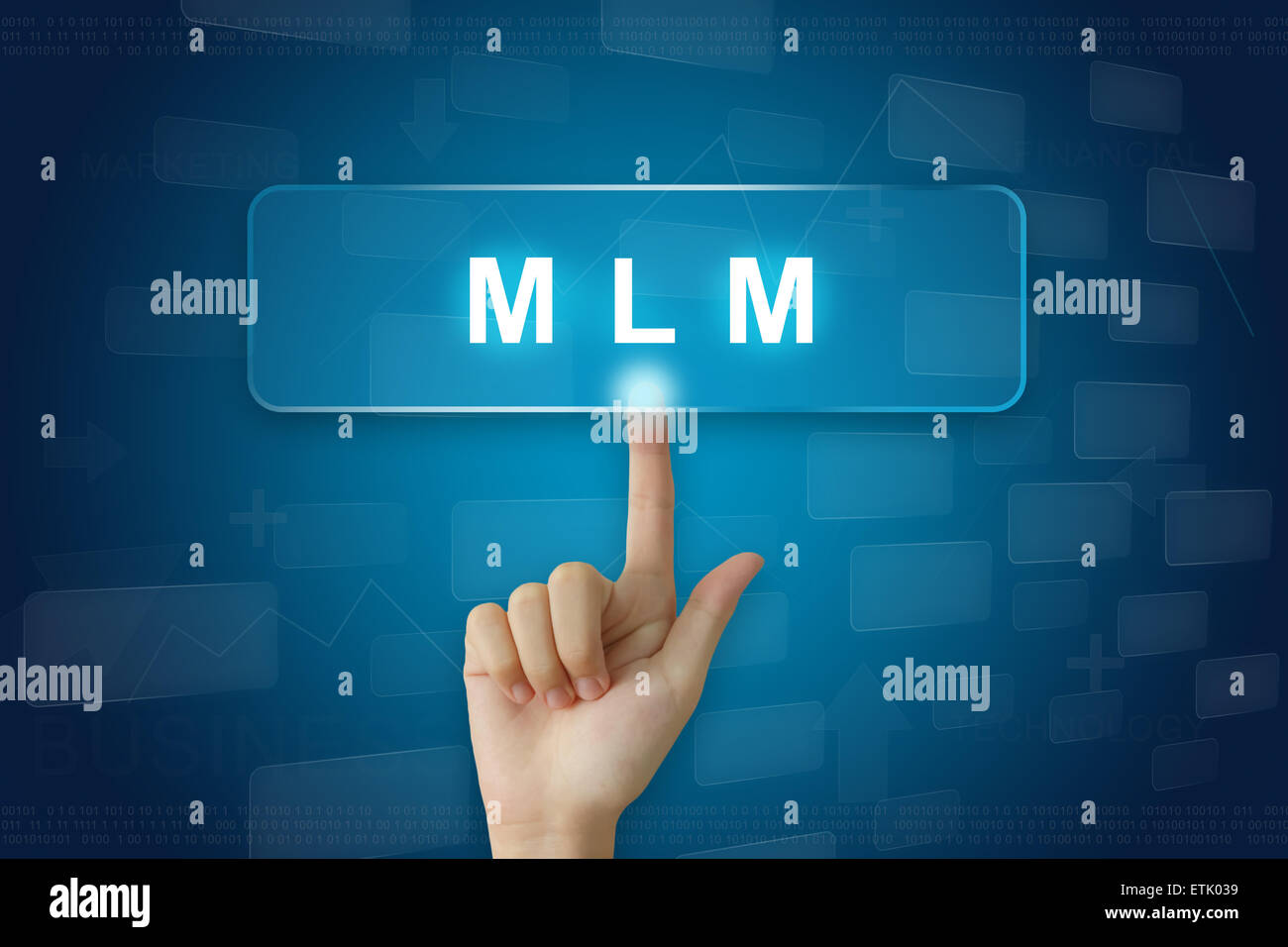 Premere a mano su MLM o Multi Level Marketing pulsante sullo schermo virtuale Foto Stock