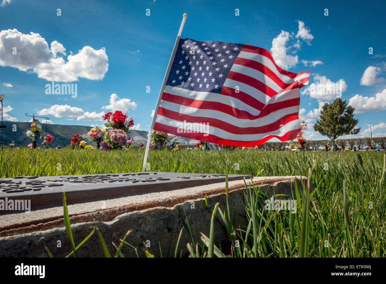 Un cimitero riempito con fiori di seta in Rock Springs, Wyoming. Foto Stock