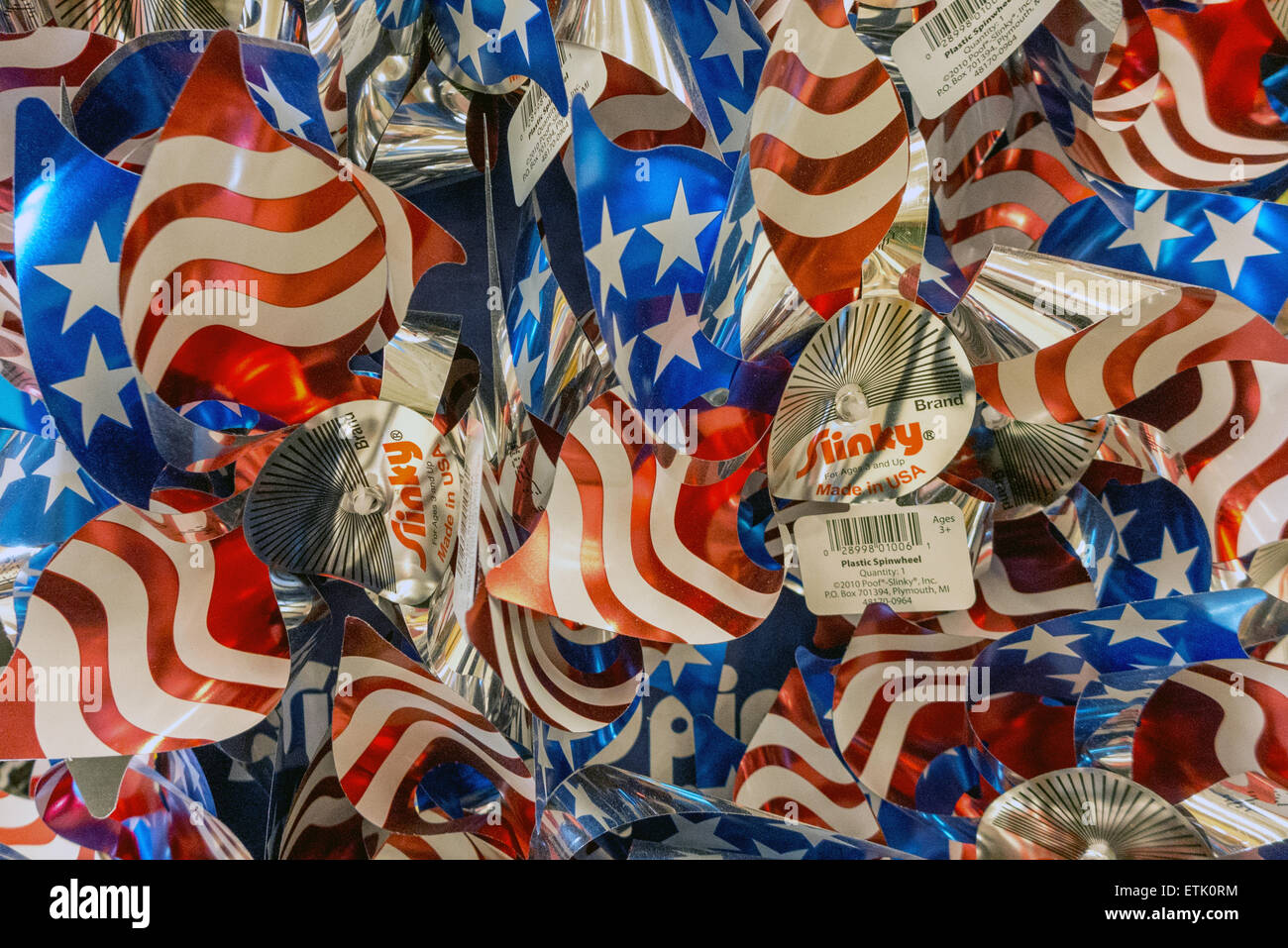 Stelle e strisce windmill giocattoli in vendita presso un supermercato americano. Foto Stock
