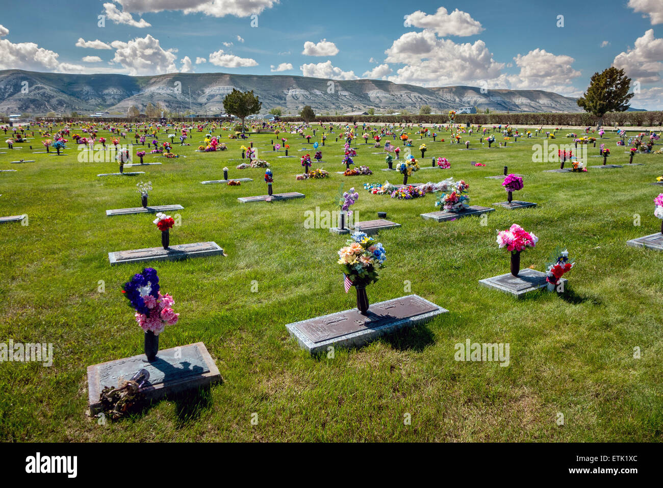 Un cimitero riempito con fiori di seta in Rock Springs, Wyoming. Foto Stock