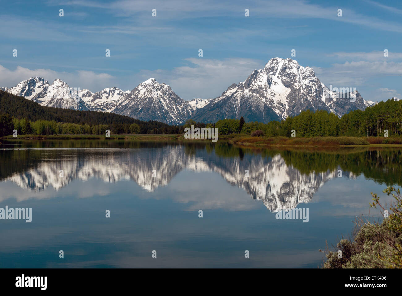 Lago Yellowstone riflettendo sulle montagne sullo sfondo. Foto Stock