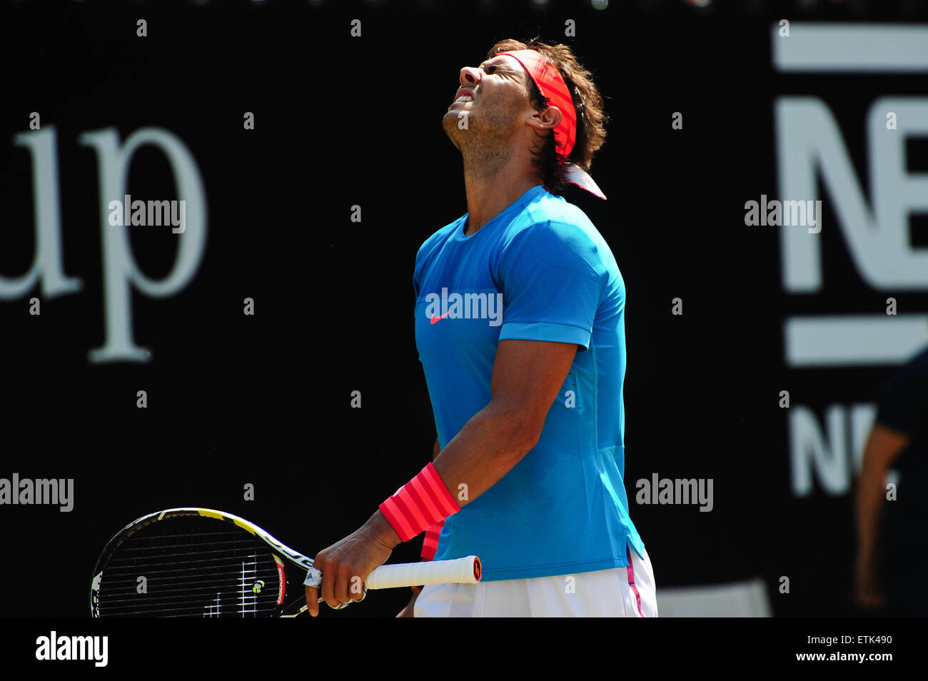 Stuttgart, Germania. 14 Giugno, 2015. Rafael Nadal deluso durante la Mercedes Cup finale contro Viktor Troicki a Stoccarda il 14 giugno 2015. Foto: Miroslav Dakov/ Alamy Live News Foto Stock