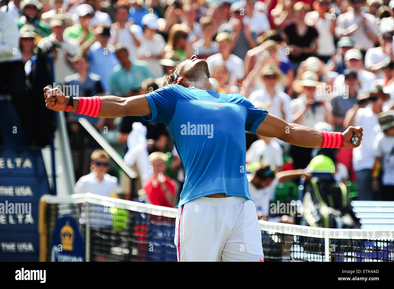 Stuttgart, Germania. 14 Giugno, 2015. Rafael Nadal cheers dopo aver vinto la Mercedes Cup finale contro Viktor Troicki con 7-6, 6-3 a Stoccarda il 14 giugno 2015. Foto: Miroslav Dakov/ Alamy Live News Foto Stock