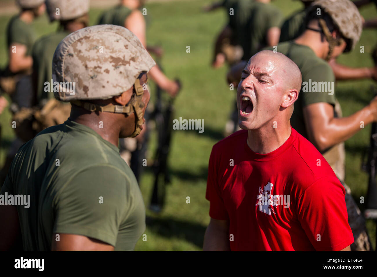 Un U.S. Punta Marina istruttore motiva reclute durante le arti marziali formazione a Marine Corps reclutare Depot boot camp Giugno 11, 2015 a Parris Island, nella Carolina del Sud. Foto Stock