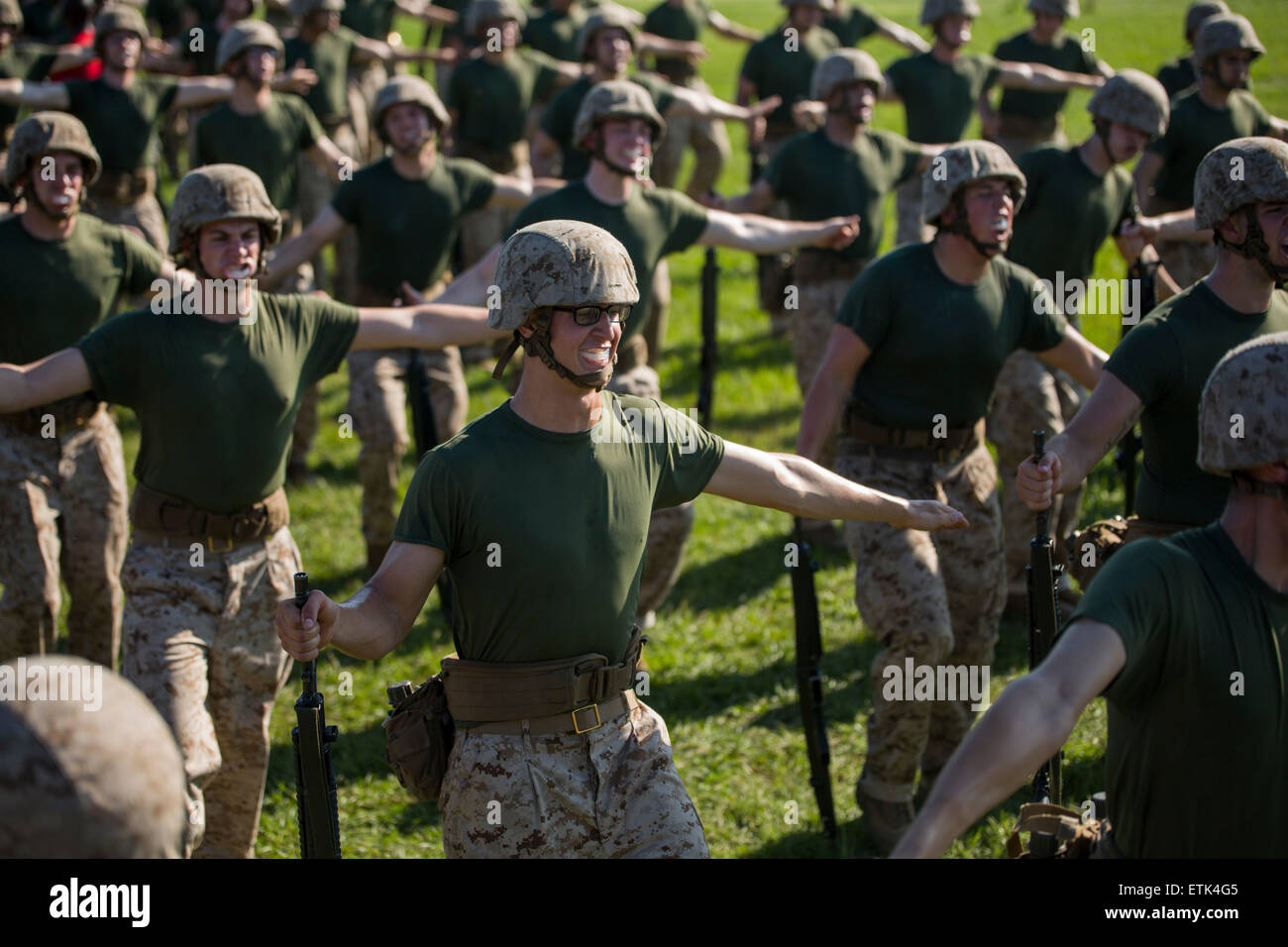 Un U.S. Le reclute di Marino durante le arti marziali formazione a Marine Corps reclutare Depot boot camp Giugno 11, 2015 a Parris Island, nella Carolina del Sud. Foto Stock