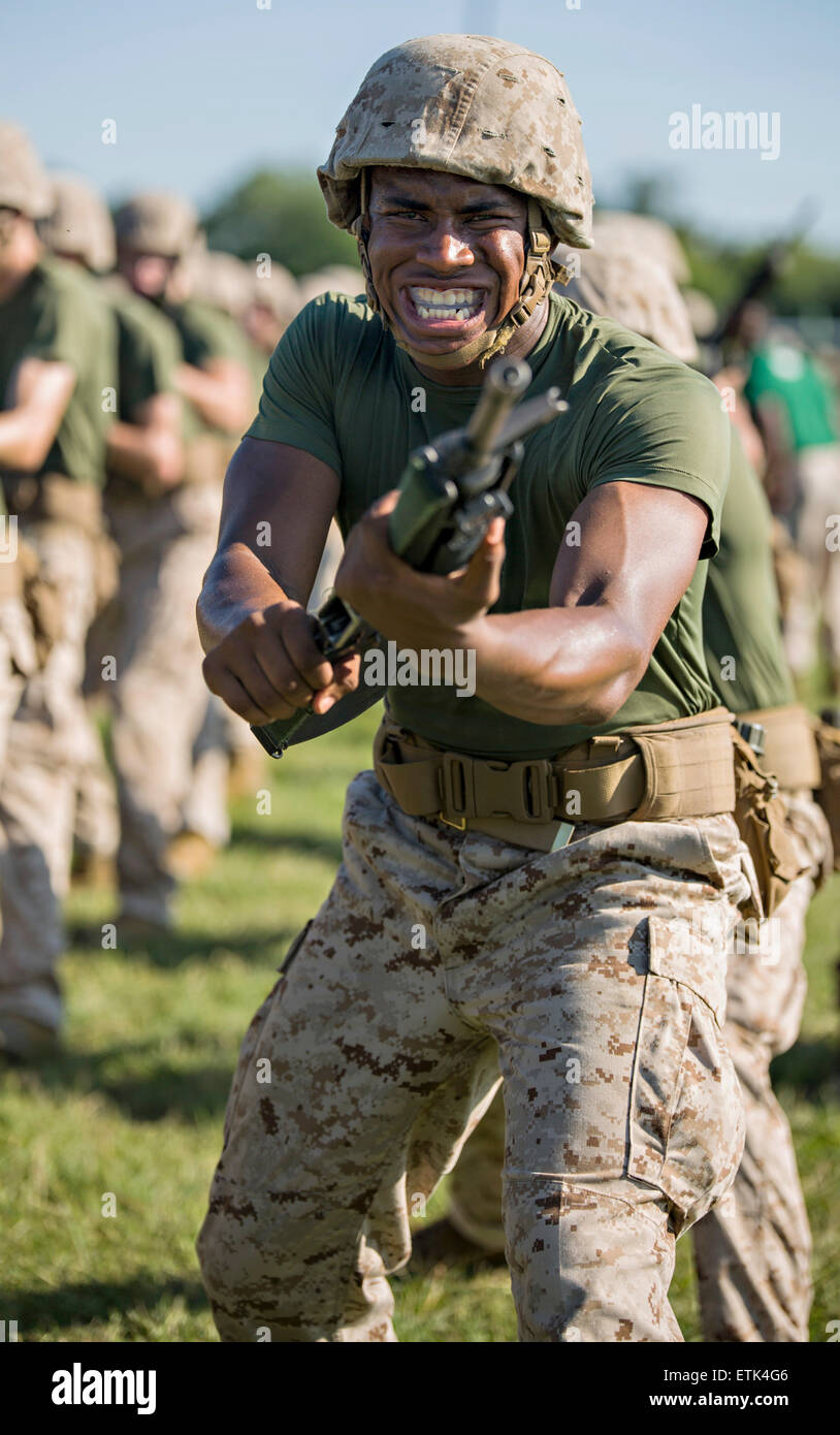 Un U.S. Marino le pratiche di assunzione di una tecnica a baionetta durante le arti marziali formazione a Marine Corps reclutare Depot boot camp Giugno 11, 2015 a Parris Island, nella Carolina del Sud. Foto Stock