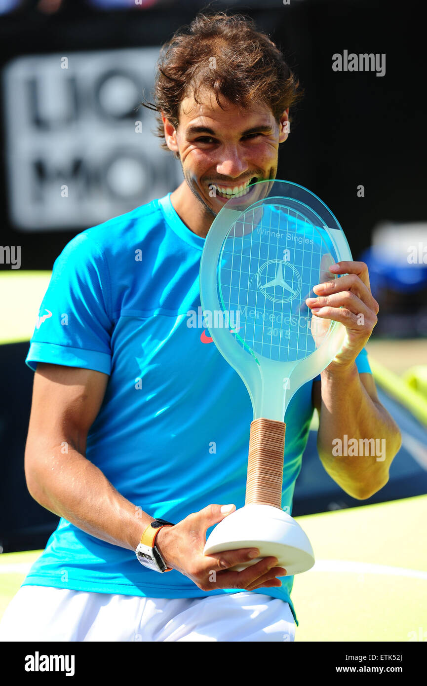 Stuttgart, Germania. 14 Giugno, 2015. Mercedes Cup campione Rafael Nadal con il trofeo di Stoccarda. Foto: Miroslav Dakov/ Alamy Live News Foto Stock