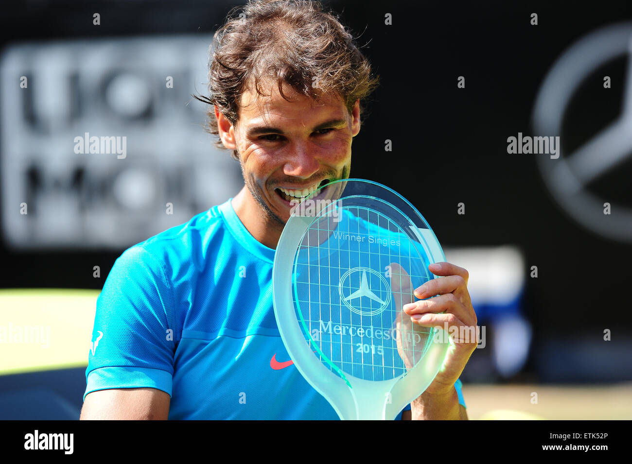 Stuttgart, Germania. 14 Giugno, 2015. Mercedes Cup campione Rafael Nadal con il trofeo di Stoccarda. Foto: Miroslav Dakov/ Alamy Live News Foto Stock