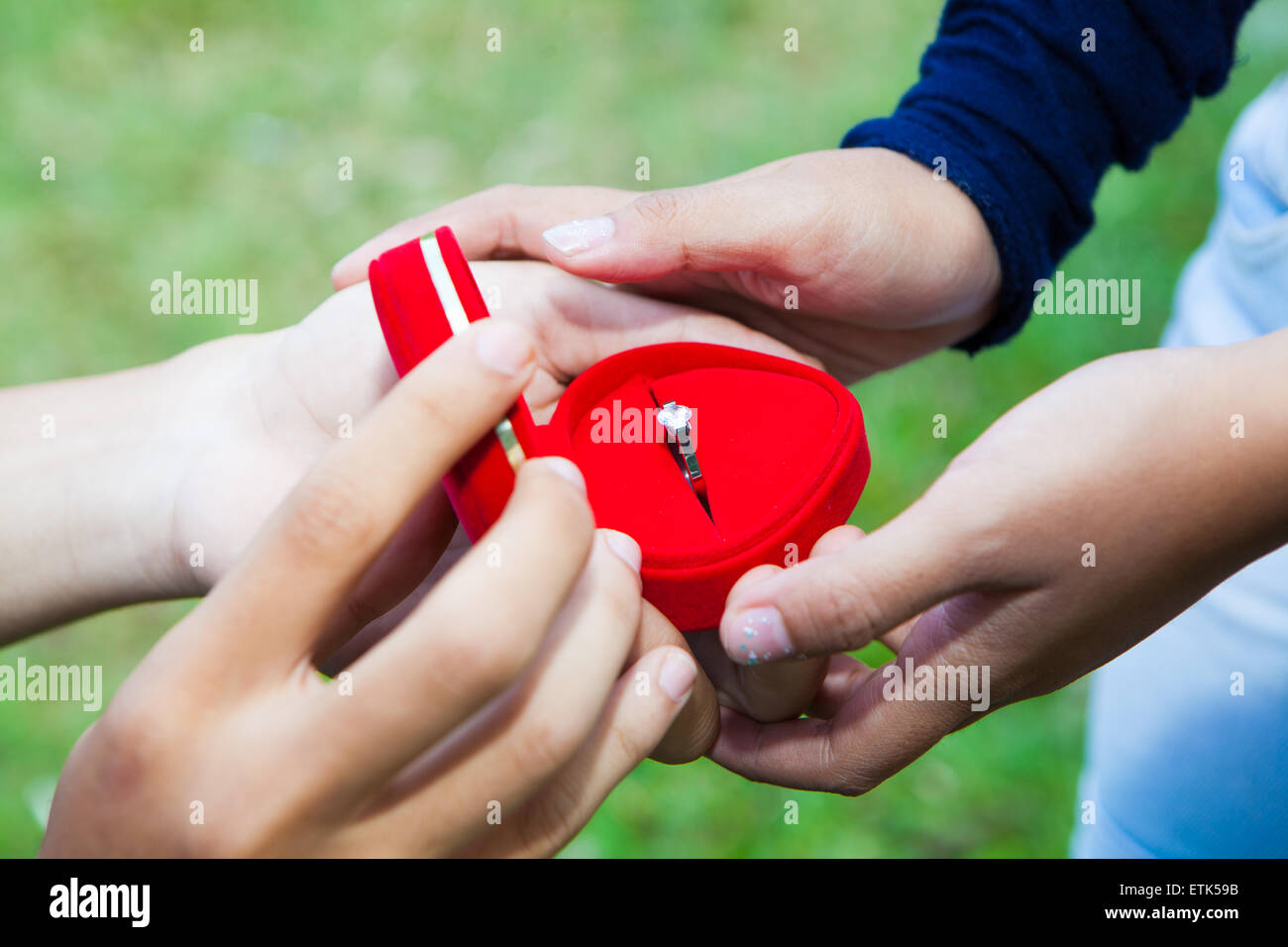 L uomo dando l'anello nuziale al suo amico di ragazza Foto Stock