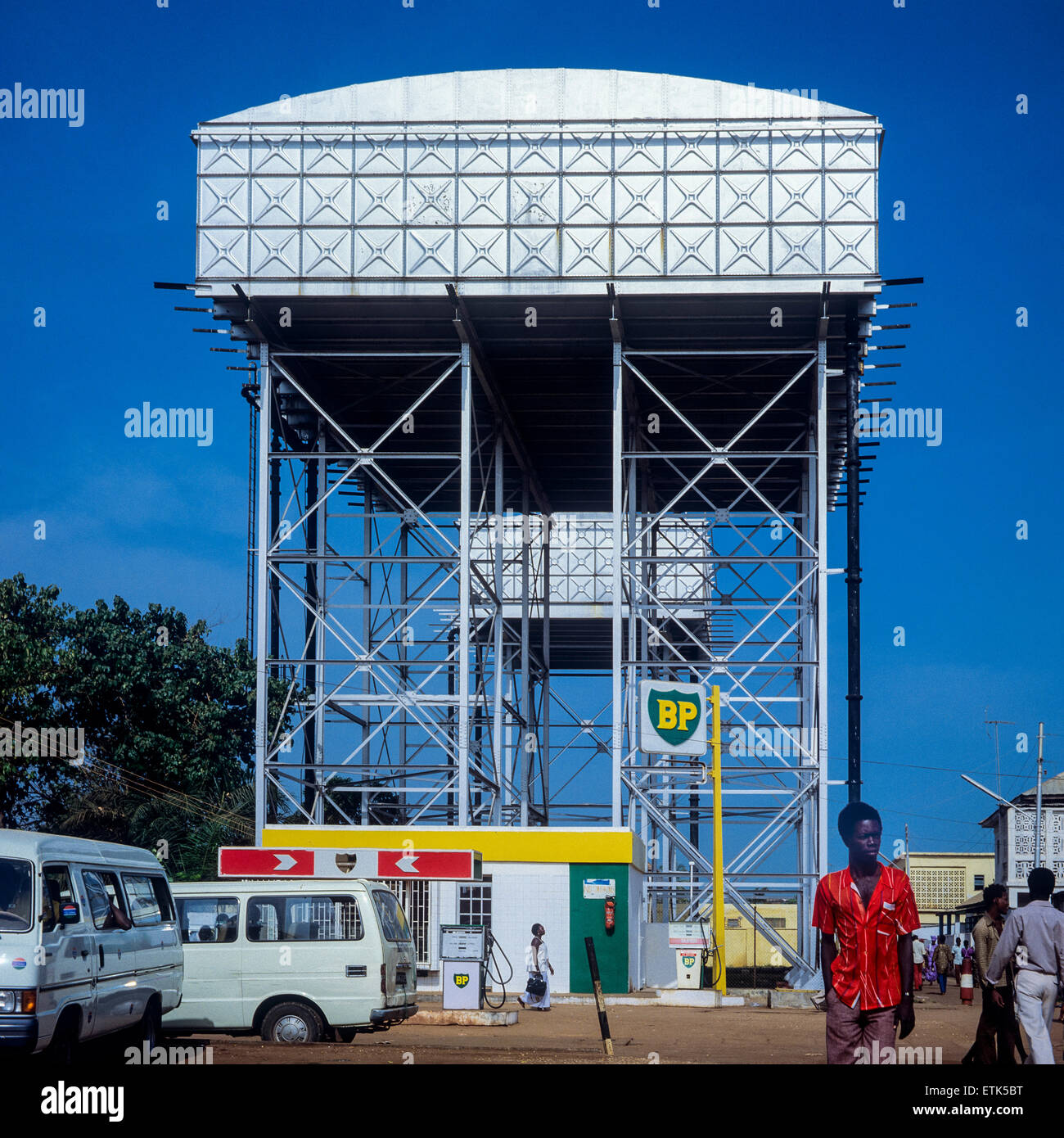 Stazione di servizio BP con serbatoi sopraelevati, Banjul, Gambia, Africa occidentale Foto Stock