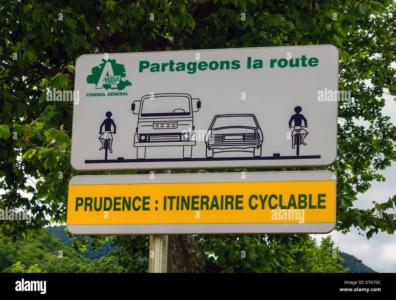 Un francese di cartello stradale chiedendo agli automobilisti di prendersi cura con i ciclisti, lungo un percorso ciclabile nelle vicinanze del Tarascon sur Ariège, Francia Foto Stock