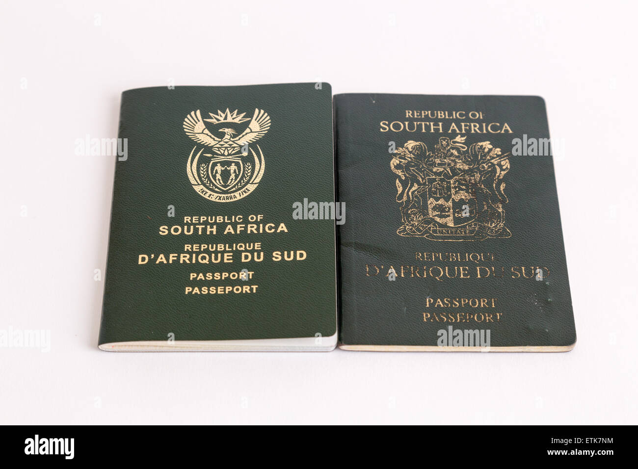 Il vecchio e il nuovo South African passaporti su sfondo bianco Foto Stock