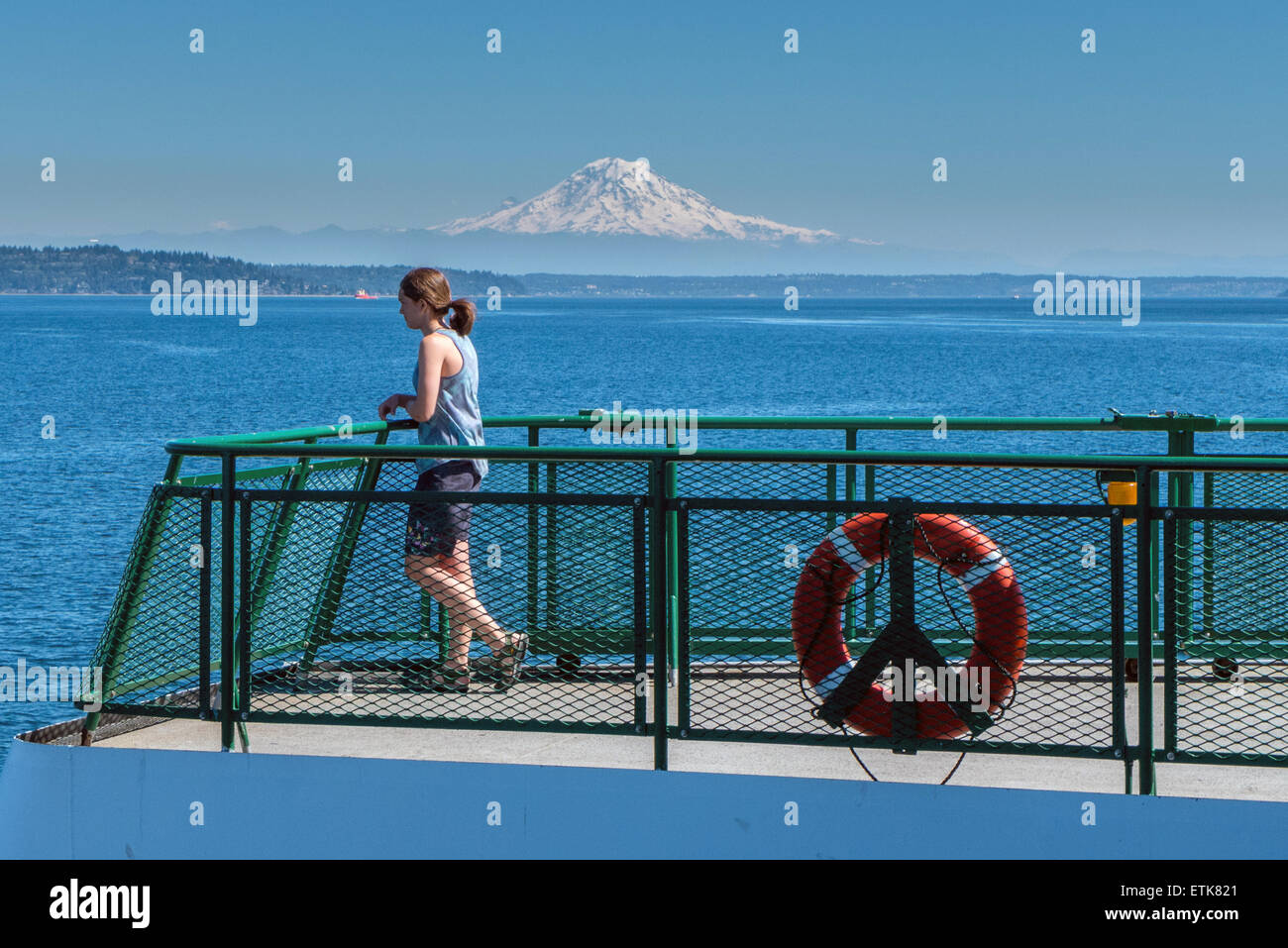 Il traghetto per attraversare il Puget Sound da Vashon Island a Fauntleroy, passato il Monte Rainier, Stati Uniti di Washington Foto Stock