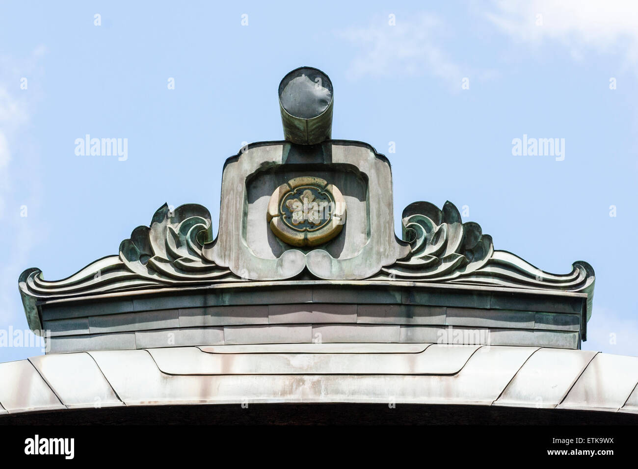 Giappone, Kyoto, Okazaki Temple Roof dettaglio che mostra il Toribusuma, principale trave superiore, e onigaware, la cresta finale piastrella. Sfondo blu cielo. Foto Stock