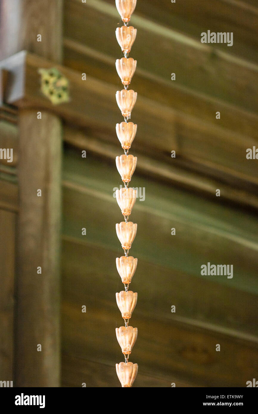 Tempio buddista di Okazaki a Kyoto. Catena della pioggia conosciuta in giapponese come Kusari-to o Kusari-doi, appesa giù dal tetto per incanalare la pioggia dalle grondaie. Foto Stock