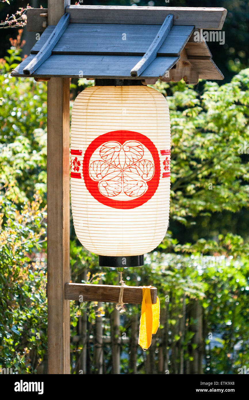 Chion-in, un tempio buddista a Kyoto. Primo piano di lanterna di carta, Chochin, con creste rosse su e un piccolo tetto di legno sopra la cima. Foto Stock