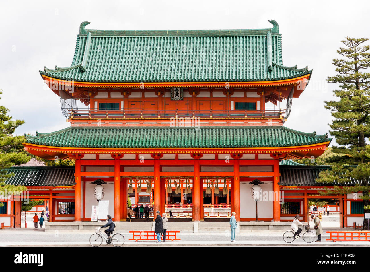 Il Santuario Heian a Kyoto, in Giappone. La massiccia Oten-mon gate, è a due piani gatehouse in vermiglio, bianco e con tetti verdi. Le persone in primo piano. Foto Stock