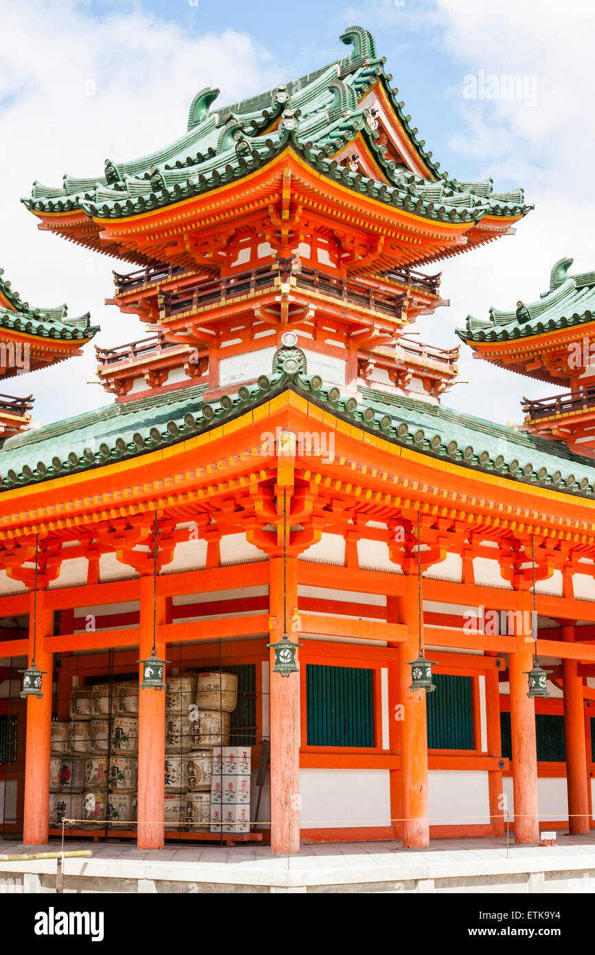 Il Byakko-ro, torre bianca della tigre, del Santuario Heian a Kyoto. Edificio Vermilion con tre torri in stile Cinese con tetti verdi. Cielo blu. Foto Stock