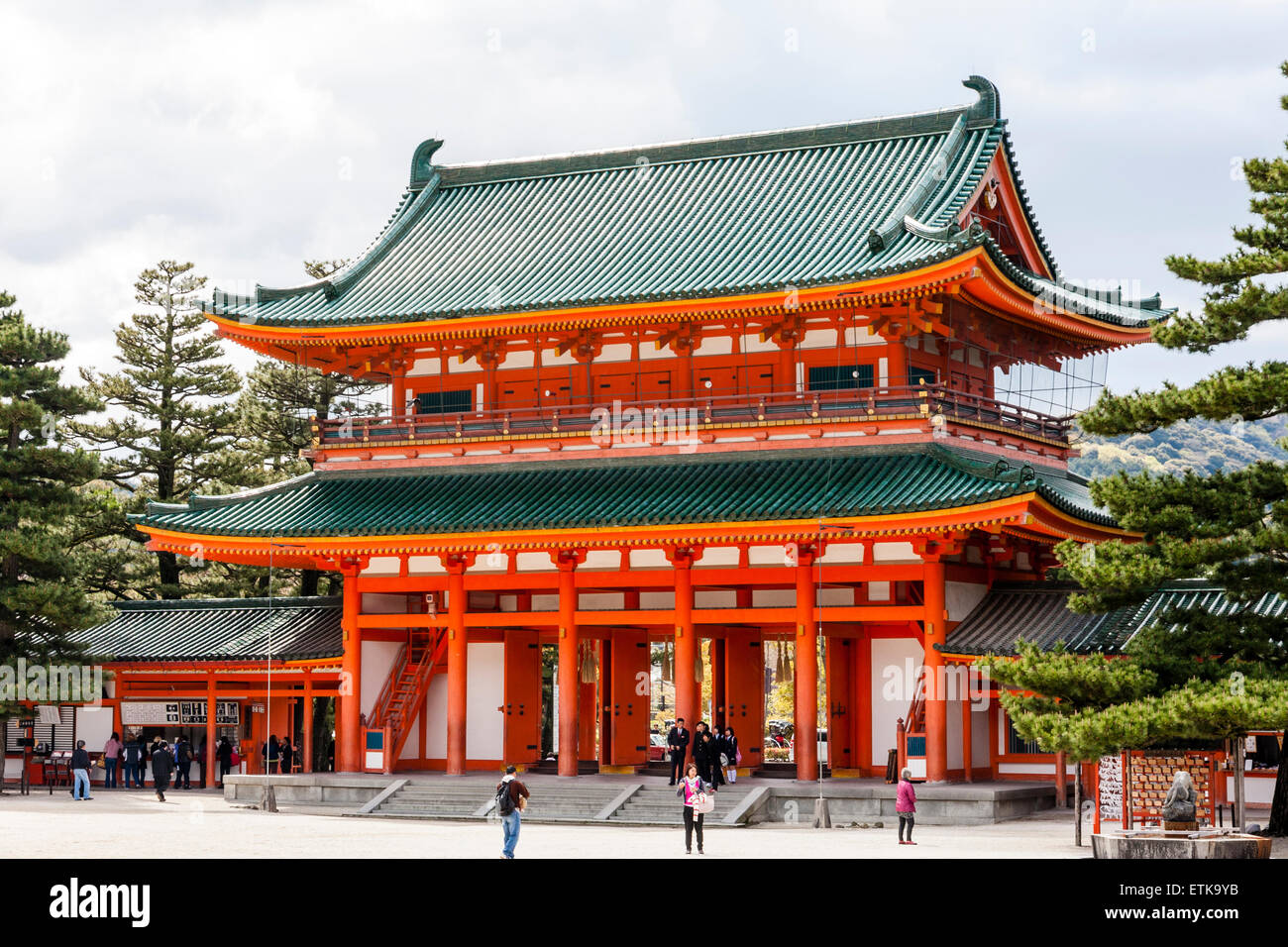 Il Santuario Heian a Kyoto, in Giappone. La massiccia Oten-mon gate, è a due piani gatehouse in vermiglio, bianco e con tetti verdi. Le persone in primo piano. Foto Stock