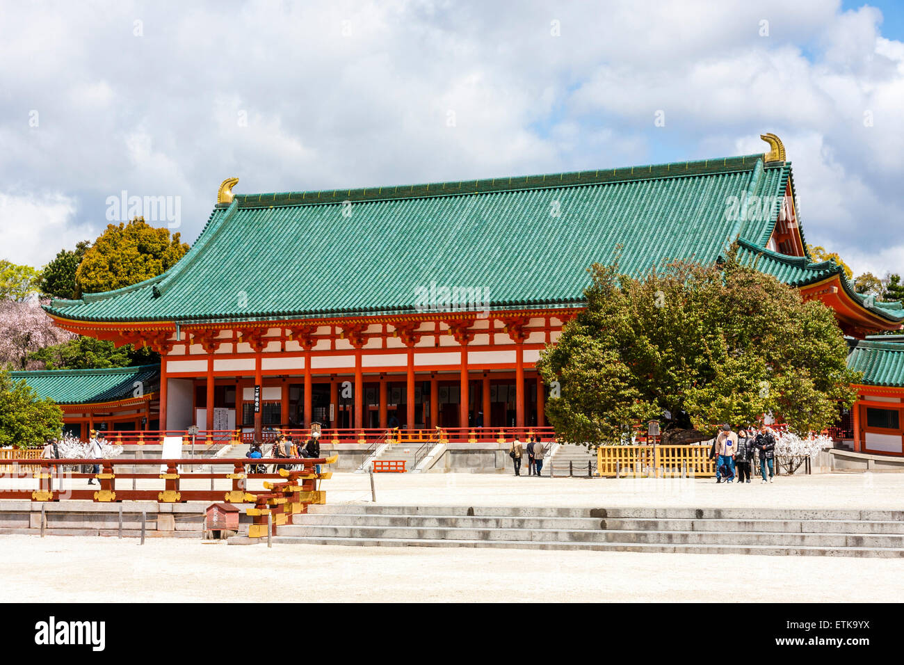 Il santuario Heian a Kyoto, Giappone. Il vermiglio e bianco Daigoku-den, sala principale con tetto verde, nuvole bianche e cielo blu sopra. Foto Stock