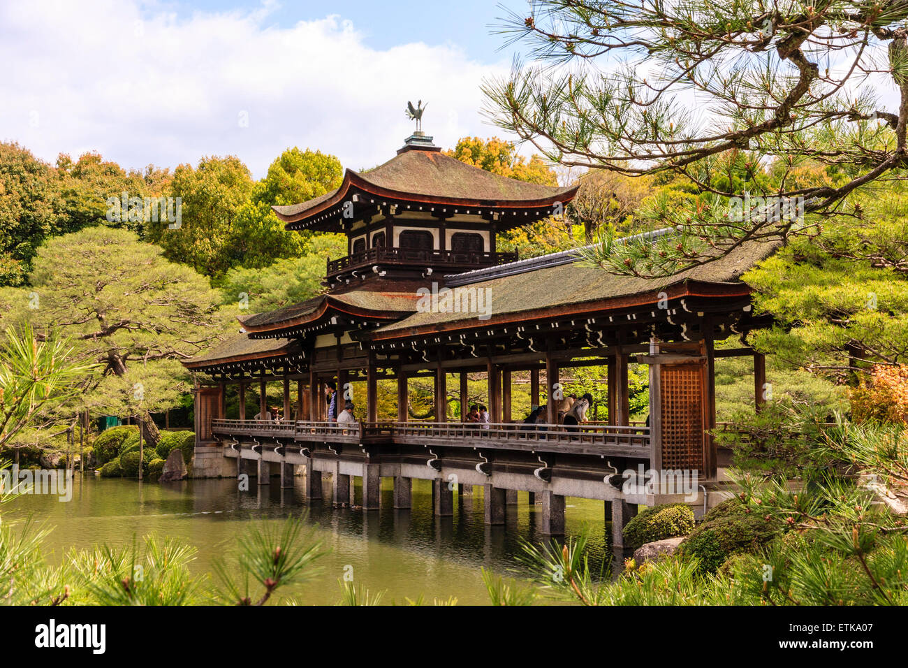 Giardino giapponese di Ogawa Jihei, al Santuario Heian Jingu di Kyoto. Il Taihei-kaku rivestito in legno, Hashi-dono, ponte che attraversa lo stagno Seiho-ike. Foto Stock