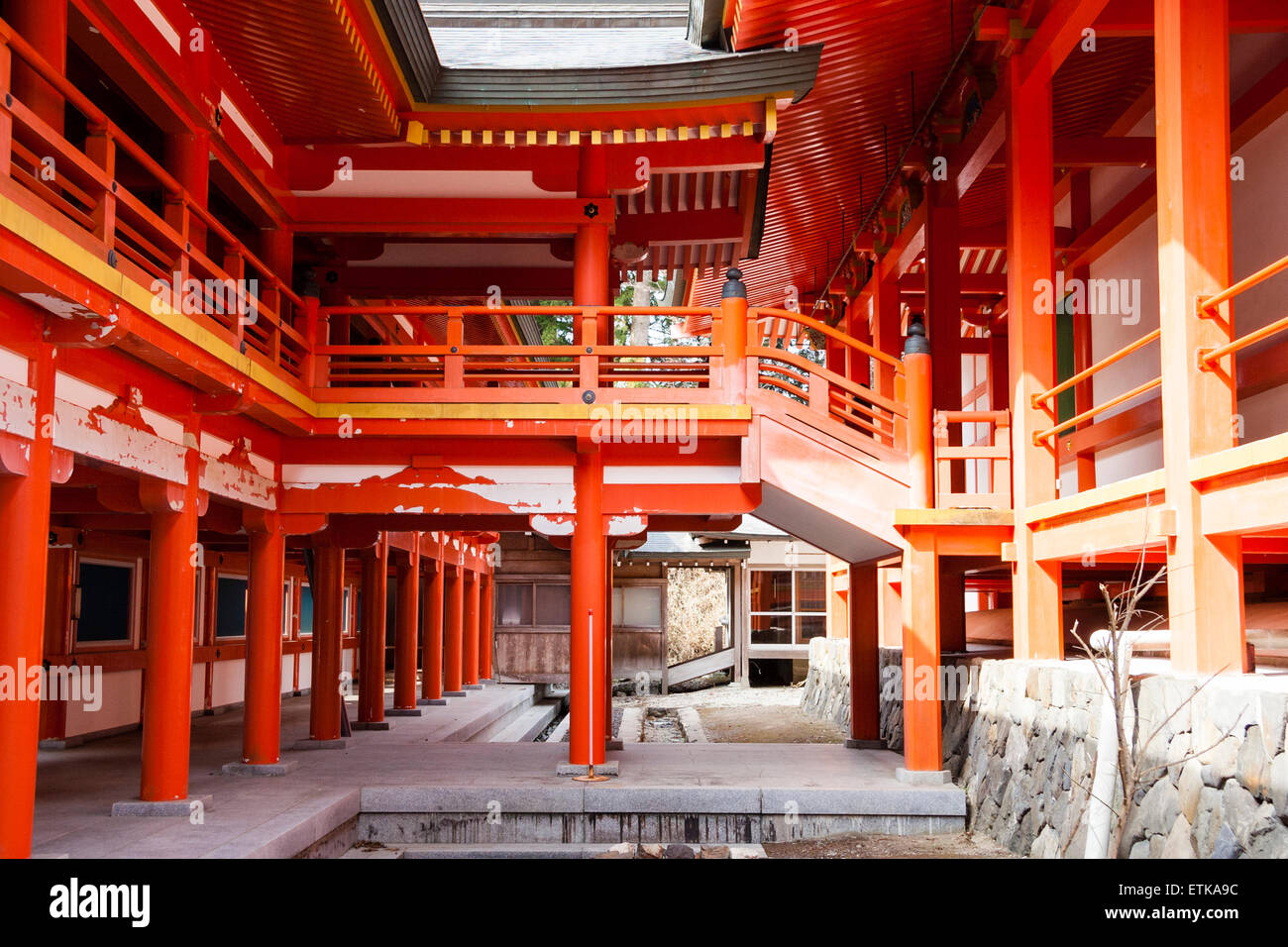 Tempio di Enryaku-ji a Kyoto, edificio a Due piani con vermiglio del tempio con corridoio coperto tra Hokko-do e Jogyo-do (Sala Passeggiate Senza Fine). Foto Stock