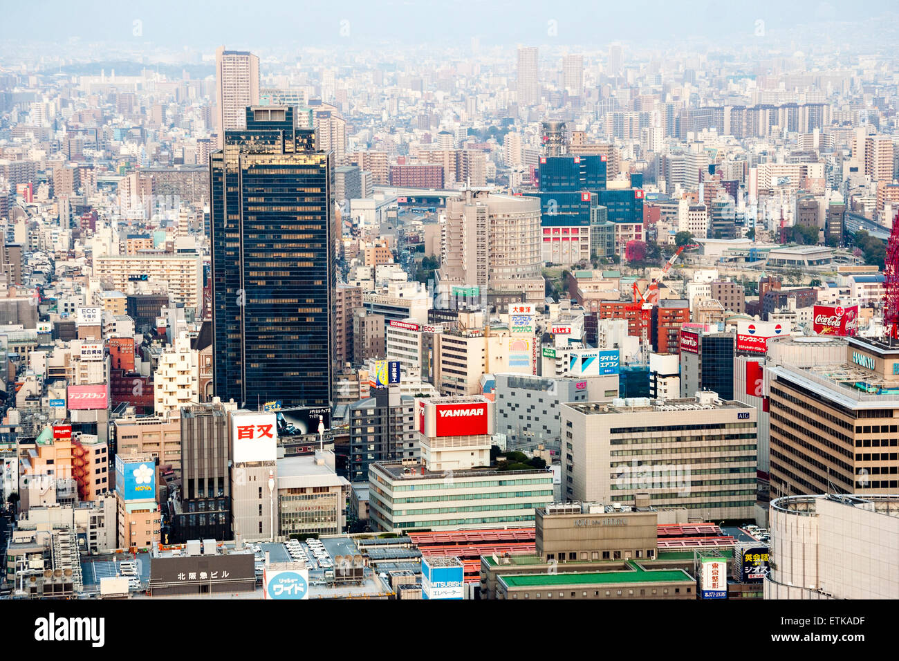 Veduta aerea della città di Osaka dall'Umeda Sky Building. Allungando senza fine nella distanza, massa stipata di edifici, uffici e alloggi. Foto Stock