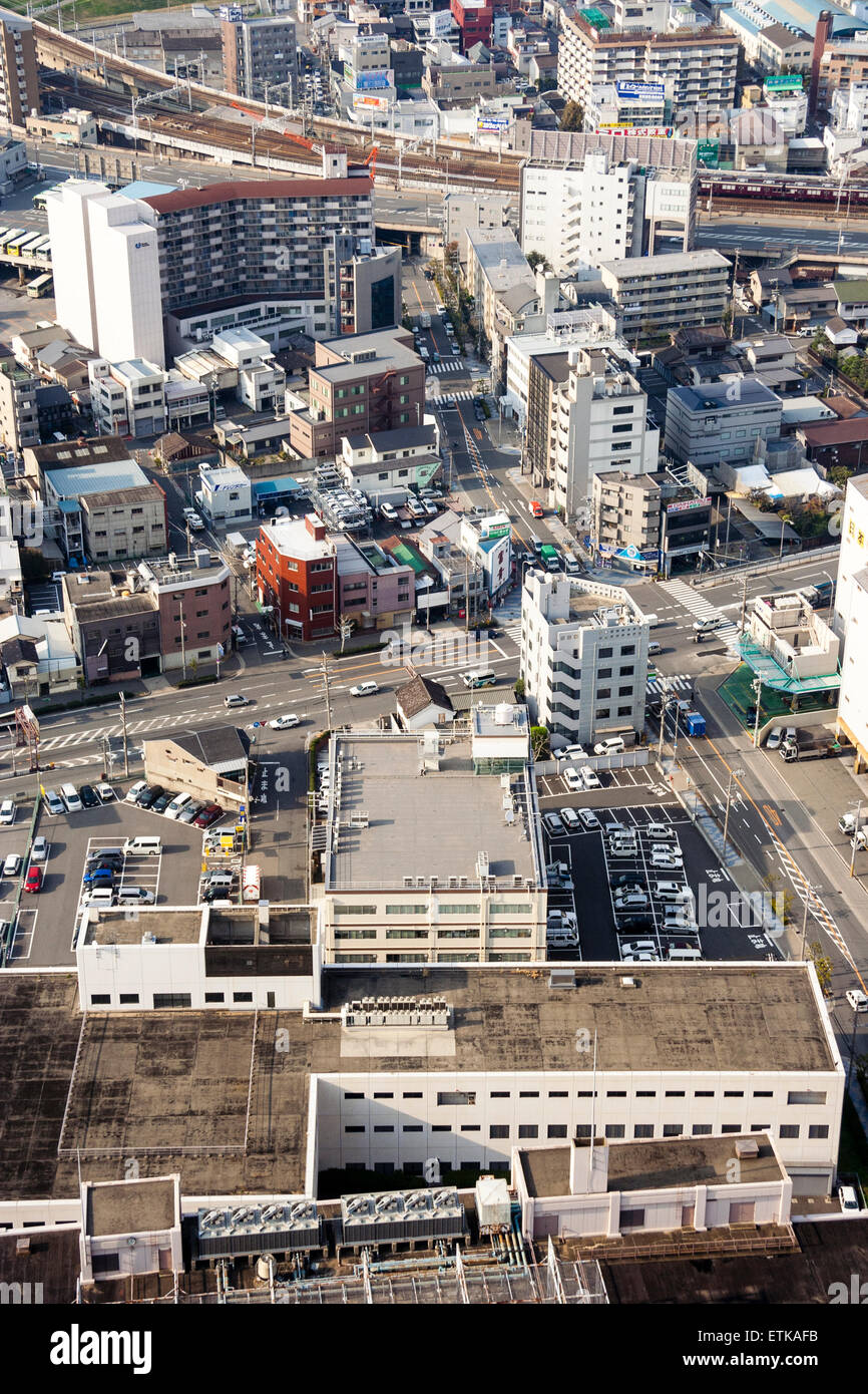 Veduta aerea di Osaka dall'Umeda Sky Building. Linee ferroviarie principali attraverso la città con il paesaggio urbano di edifici e strade. Giungla di cemento. Foto Stock