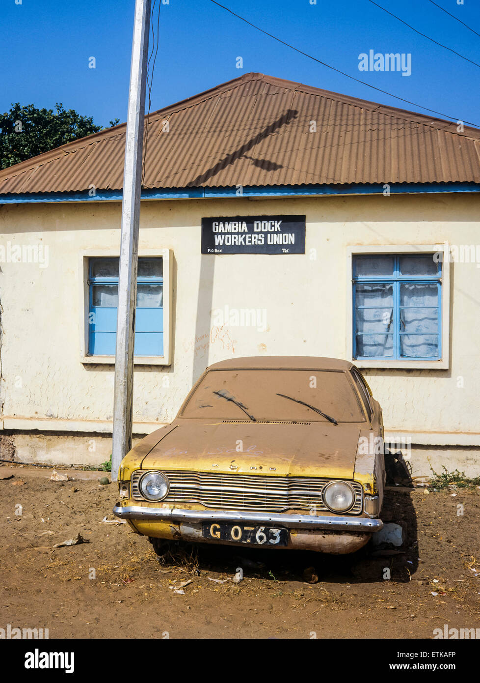 Auto coperto di polvere e Gambia i lavoratori portuali unione di ufficio, Banjul (Gambia, Africa occidentale Foto Stock