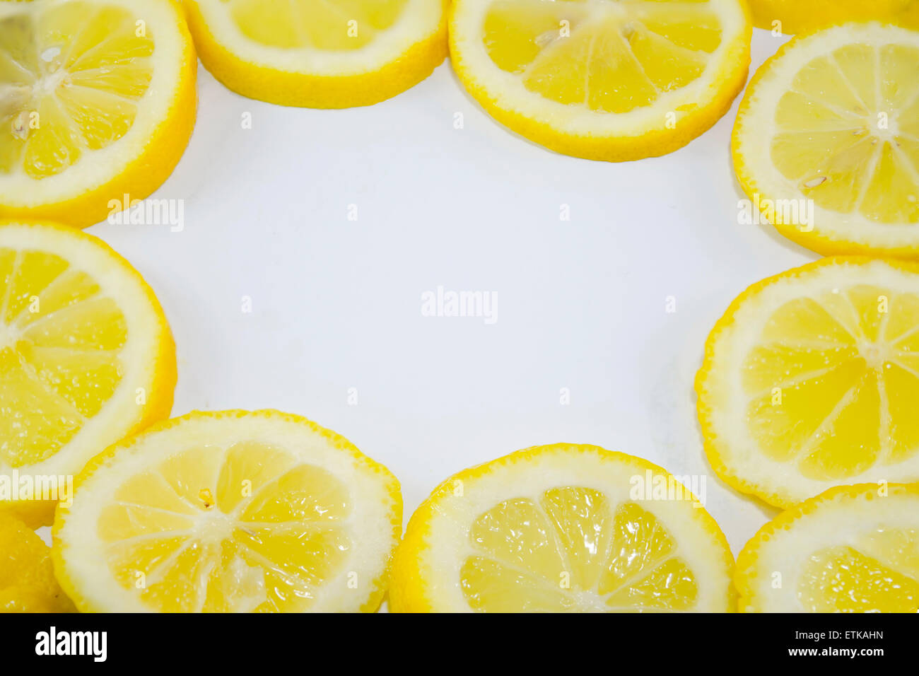 Fette di limone in un cerchio con copia spazio in mezzo Foto Stock