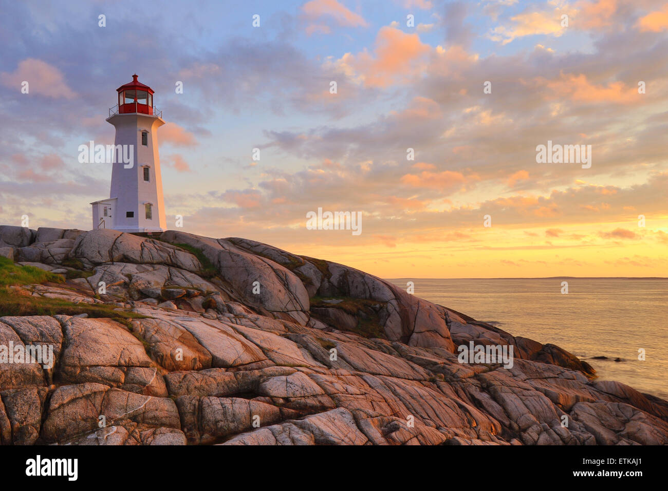 Peggys Cove Lighthouse, il faro, Peggy's Cove Nova Scotia, Canada con il cielo al tramonto i colori del paesaggio. Foto Stock
