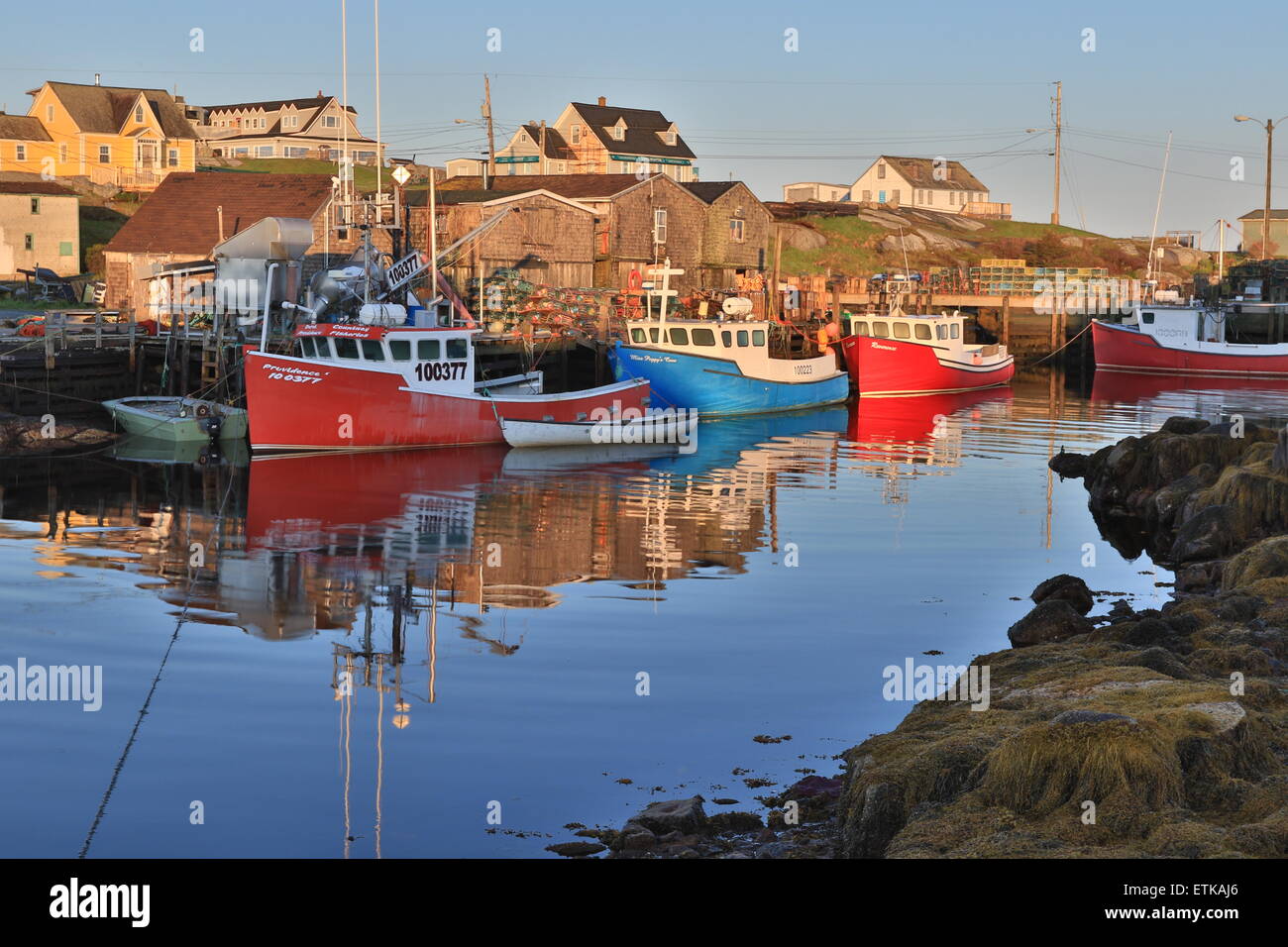 Nova Scotia Peggys Cove, Canada villaggio di pescatori con le barche di aragosta nella luce del mattino. Foto Stock