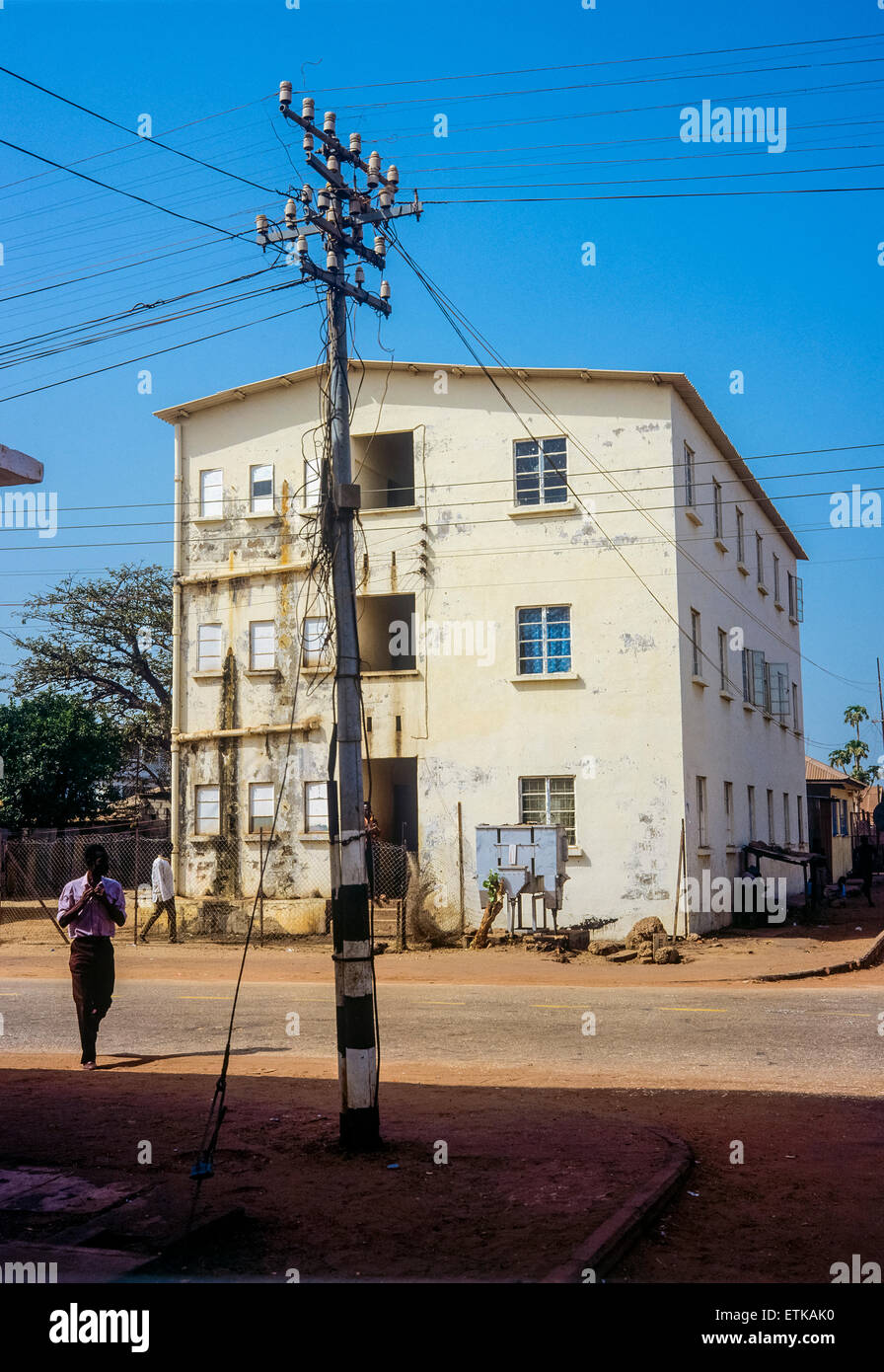 Palo elettrico e edificio condominiale, Banjul (Gambia, Africa occidentale Foto Stock