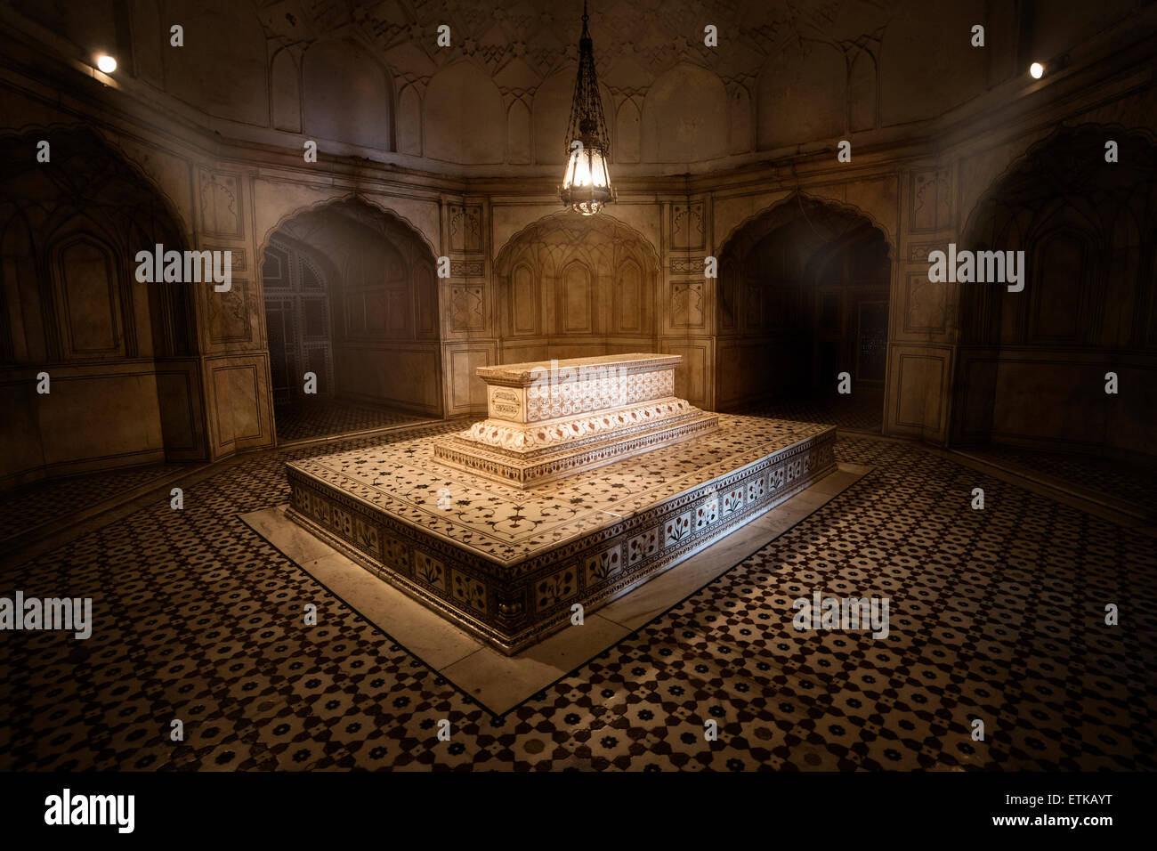 Scarsamente illuminata, ultra wide image dell'interno della tomba dell'imperatore Mughal Jehangir. Foto Stock
