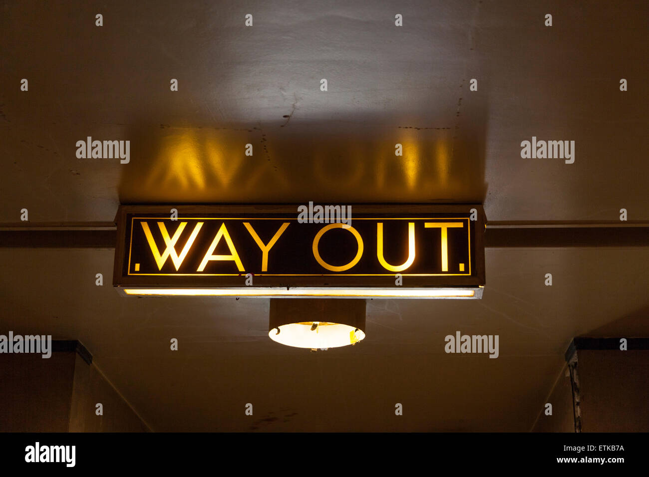 Vie di uscita segno, Hornsey Town Hall di Londra, Regno Unito Foto Stock