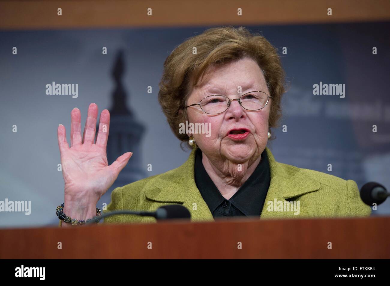 Stati Uniti Il Senatore democratico Barbara Mikulski discute il Fast Track Trade bill voto Giugno 9, 2015 a Washington, DC. Foto Stock