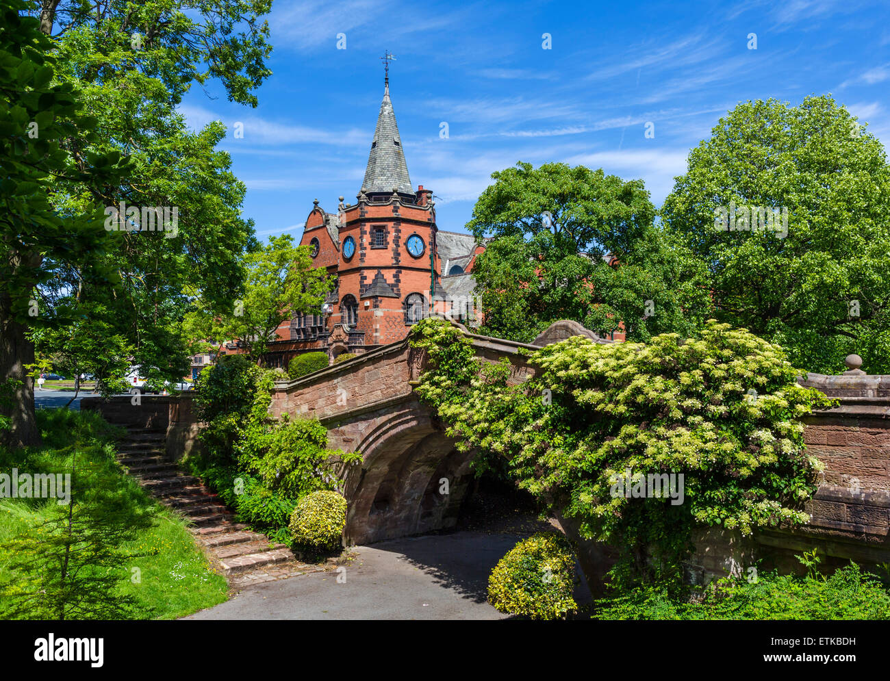 Il ponte di Dell con il liceo dietro nel modello del villaggio di Port Sunlight, Wirral Peninsula, Merseyside England, Regno Unito Foto Stock