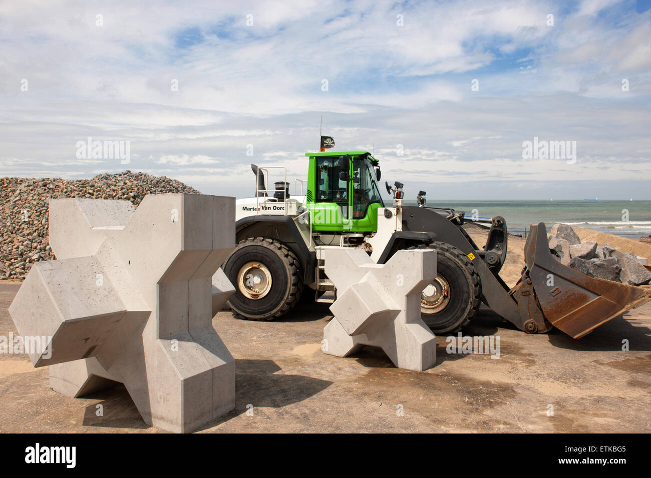 Xblocs e blocchi di basalto sono pronti per essere utilizzati nella nuova struttura di frangionde della nuova marina presso l'olandese località balneare Cadzand Foto Stock