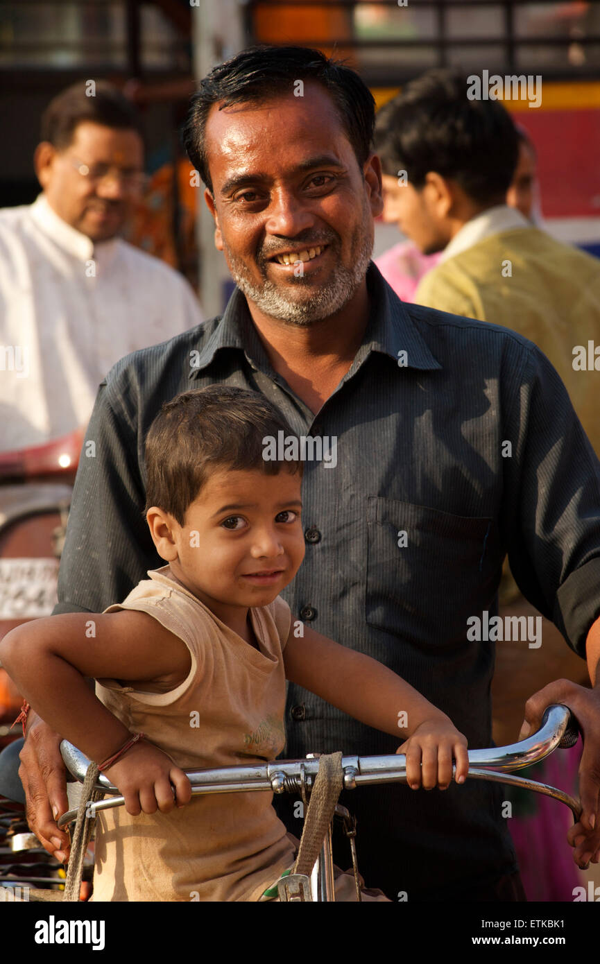 Ritratto di Indian uomo e figlio sulla bicicletta, Jaipur, Rajasthan, India Foto Stock