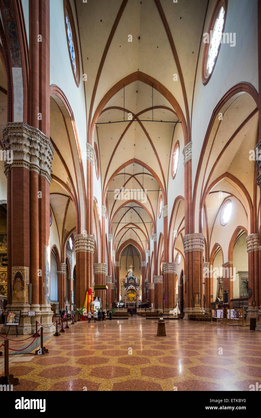 Navata della basilica di San Petronio a Bologna, Emilia Romagna, Italia. Foto Stock