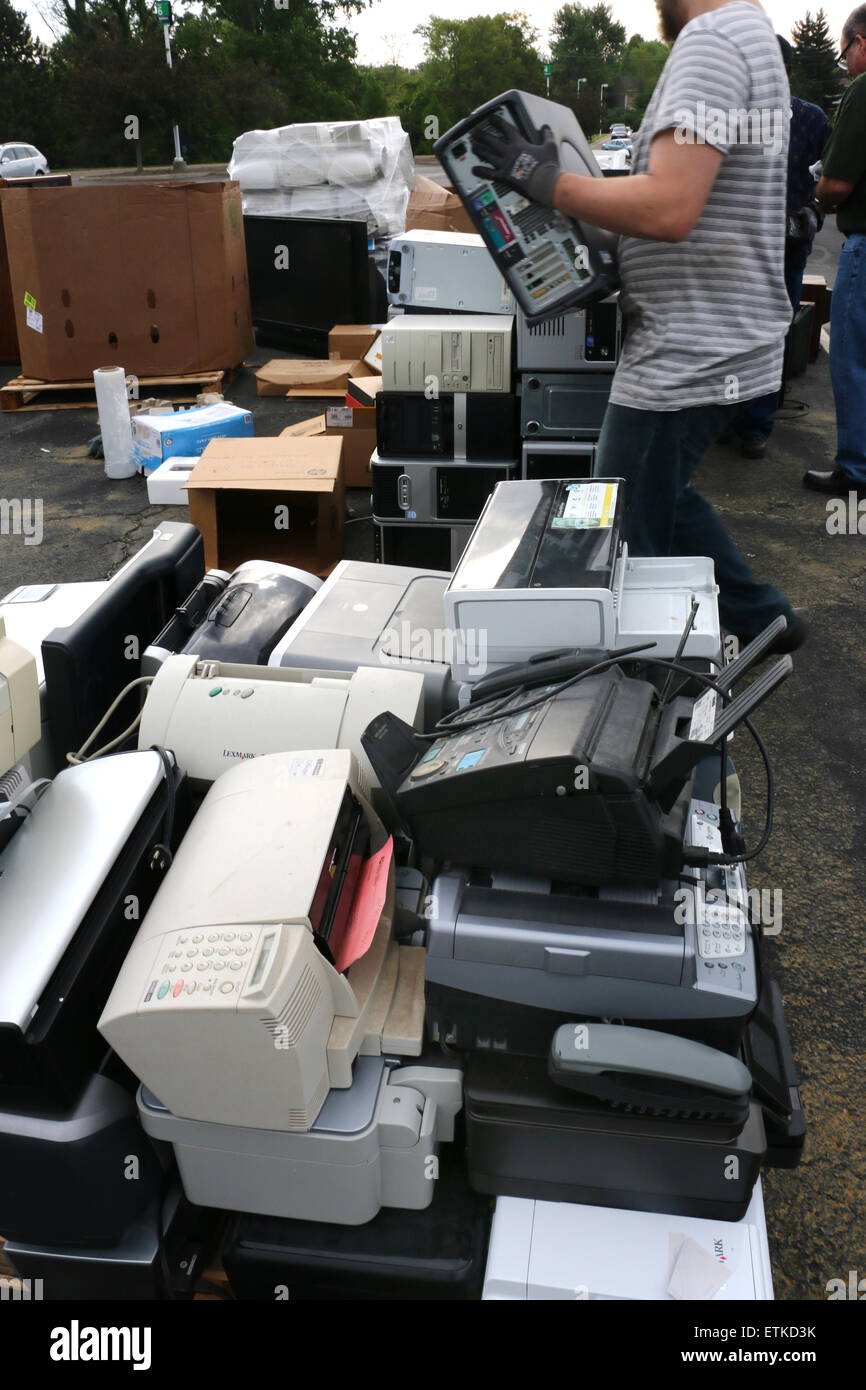 Vecchia elettronica obsoleti il riciclaggio Ohio monitor stampante computer portatile televisione Foto Stock