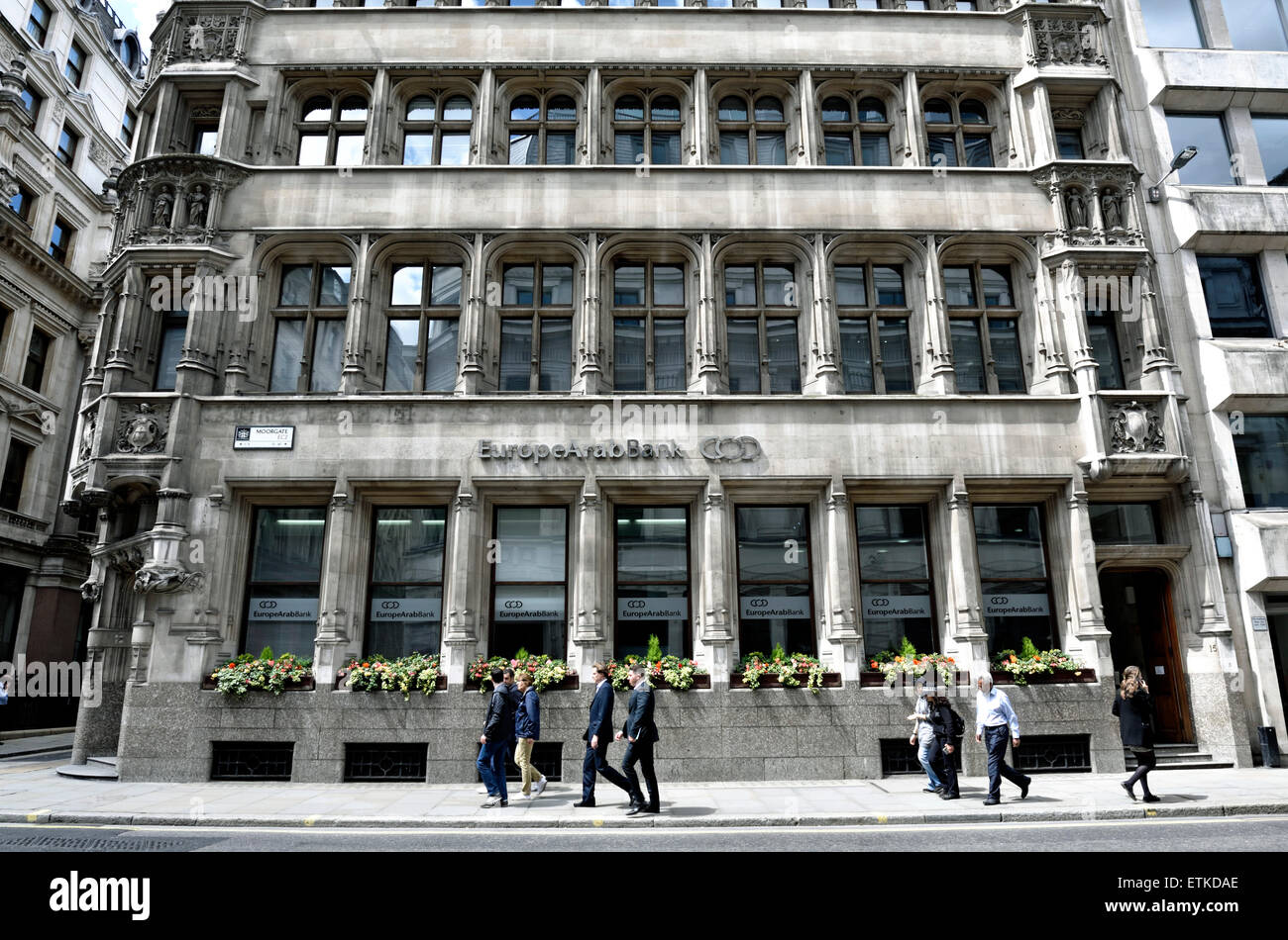 Europa Banca araba con persone di passaggio Moorgate City di Londra Inghilterra Gran Bretagna REGNO UNITO Foto Stock