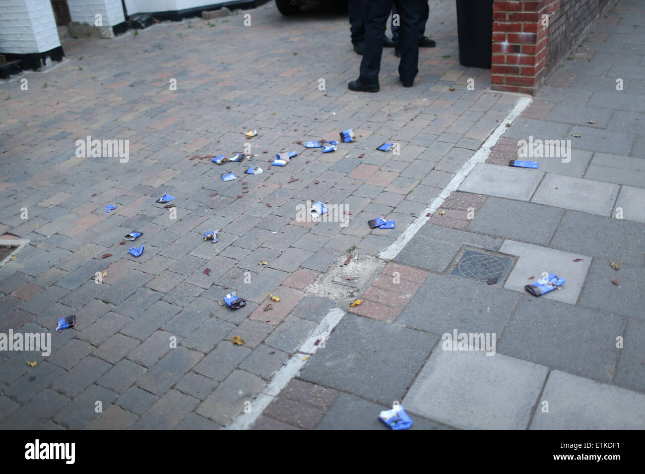 Londra, Regno Unito, 14 Giugno 2015 - cioccolato fracassato sul marciapiede in seguito all'arresto di un uomo dopo la presunta furto di cioccolata da un negozio nelle vicinanze. - Planet organico di Muswell Hill. L'uomo gridò ad alta voce per i passanti che egli protestava contro i realizzatori del cioccolato forzare i bambini a fare la choclate e negando loro l'istruzione. L'uomo gridò ad alta voce per i passanti che egli protestava contro i realizzatori del cioccolato forzare i bambini a fare la choclate e negando loro l'istruzione. Credito: Finn Nocher/Alamy Live News Foto Stock