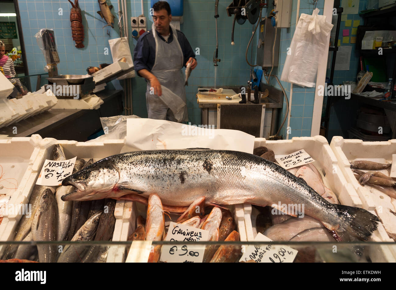 Pescivendolo al Mercato Centrale di cibo e il mercato dei fiori a Firenze, Italia Foto Stock