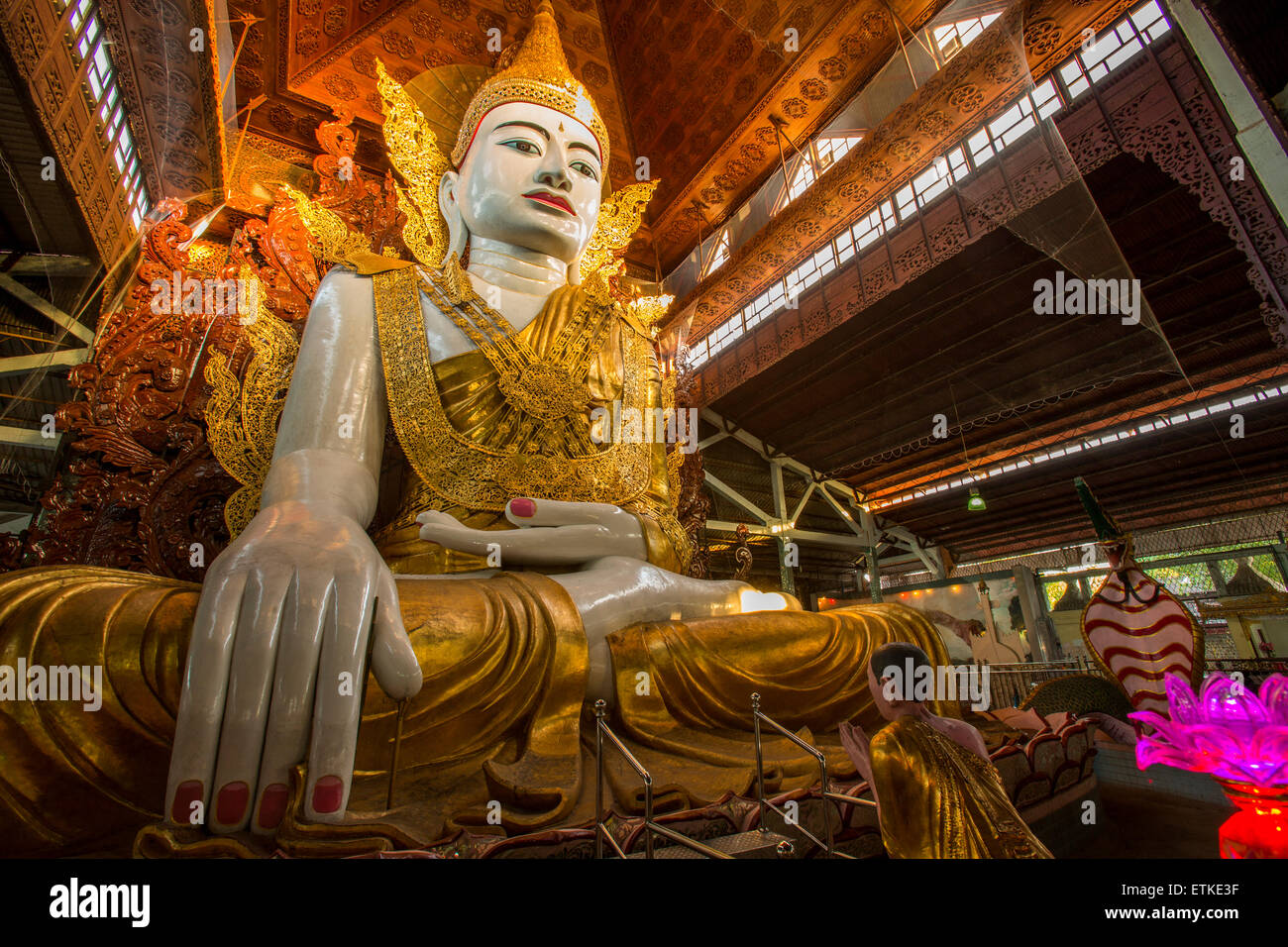 Nga Htat Gyi pagoda con il gigante Buddha seduto in Yangon Myanmar Foto Stock